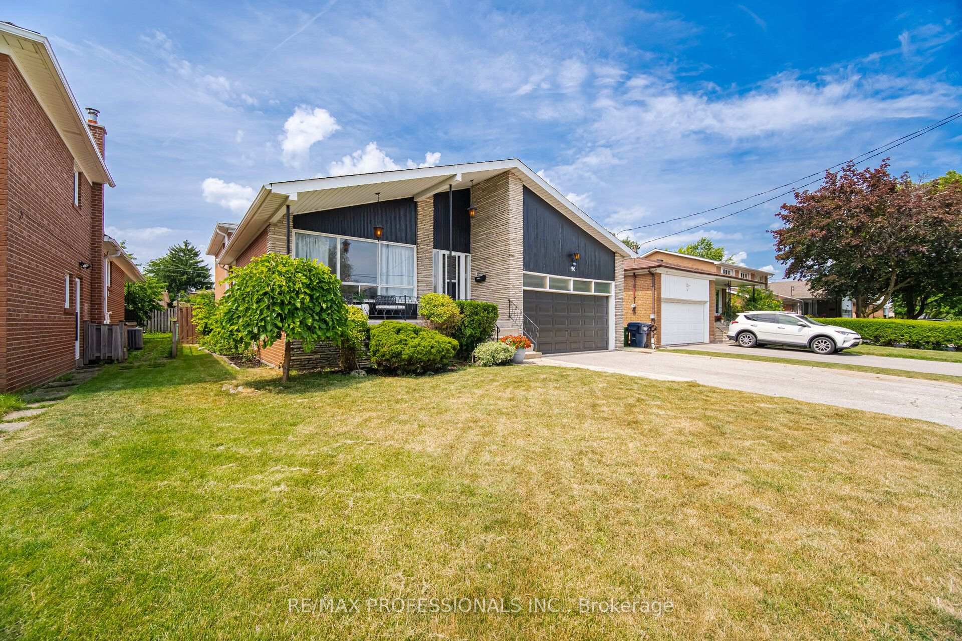 Photo 2 of 90 Peckham Avenue, North York, Newtonbrook West — HOMEH