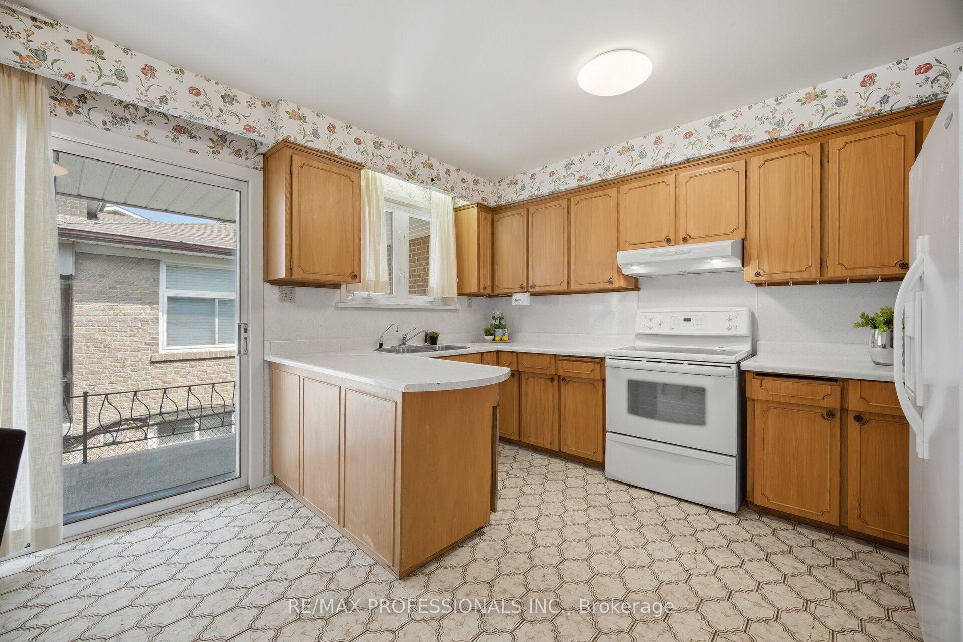 Photo 10 of 90 Peckham Avenue, North York, Newtonbrook West — HOMEH