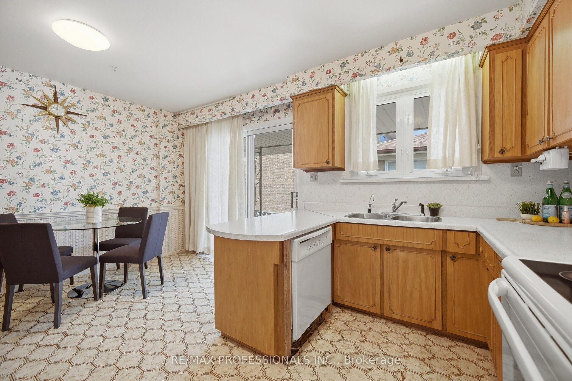 Photo 11 of 90 Peckham Avenue, North York, Newtonbrook West — HOMEH