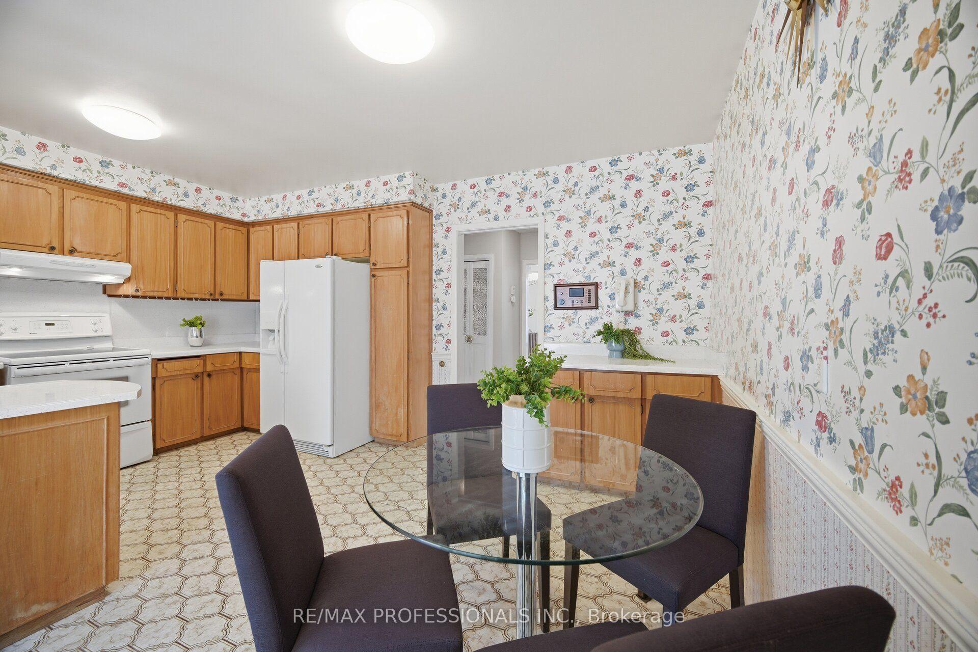 Photo 12 of 90 Peckham Avenue, North York, Newtonbrook West — HOMEH