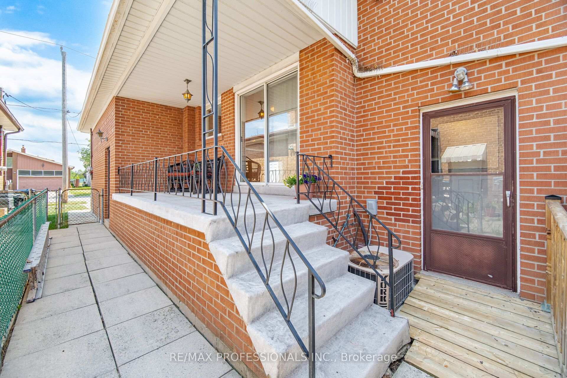 Photo 15 of 90 Peckham Avenue, North York, Newtonbrook West — HOMEH