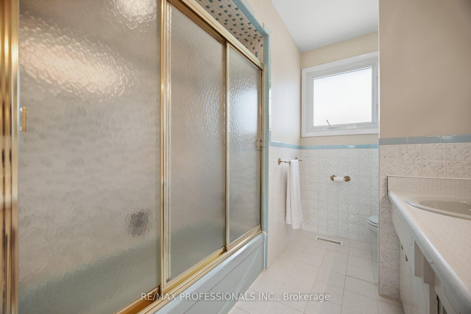 Photo 32 of 90 Peckham Avenue, North York, Newtonbrook West — HOMEH