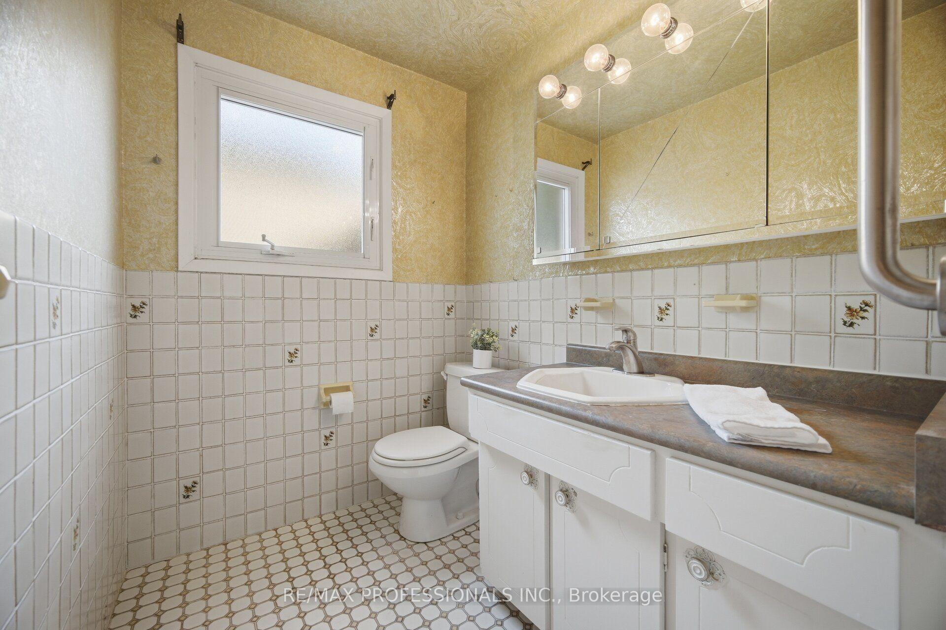 Photo 36 of 90 Peckham Avenue, North York, Newtonbrook West — HOMEH
