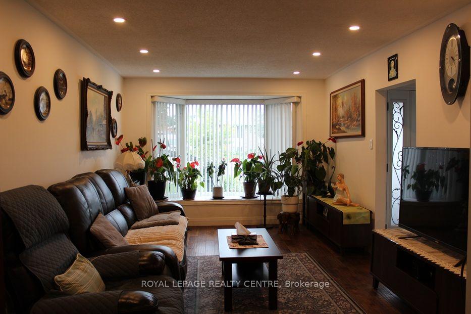 Photo 5 of 2385 Padstow Crescent, Mississauga, Clarkson — HOMEH