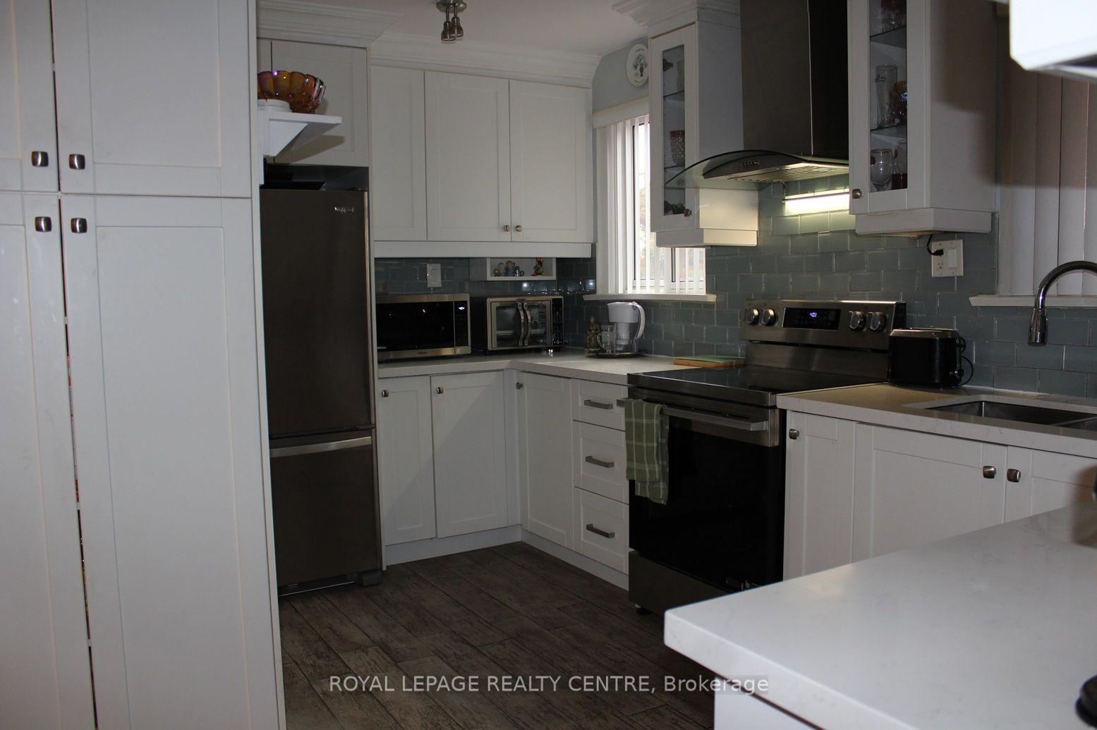 Photo 7 of 2385 Padstow Crescent, Mississauga, Clarkson — HOMEH