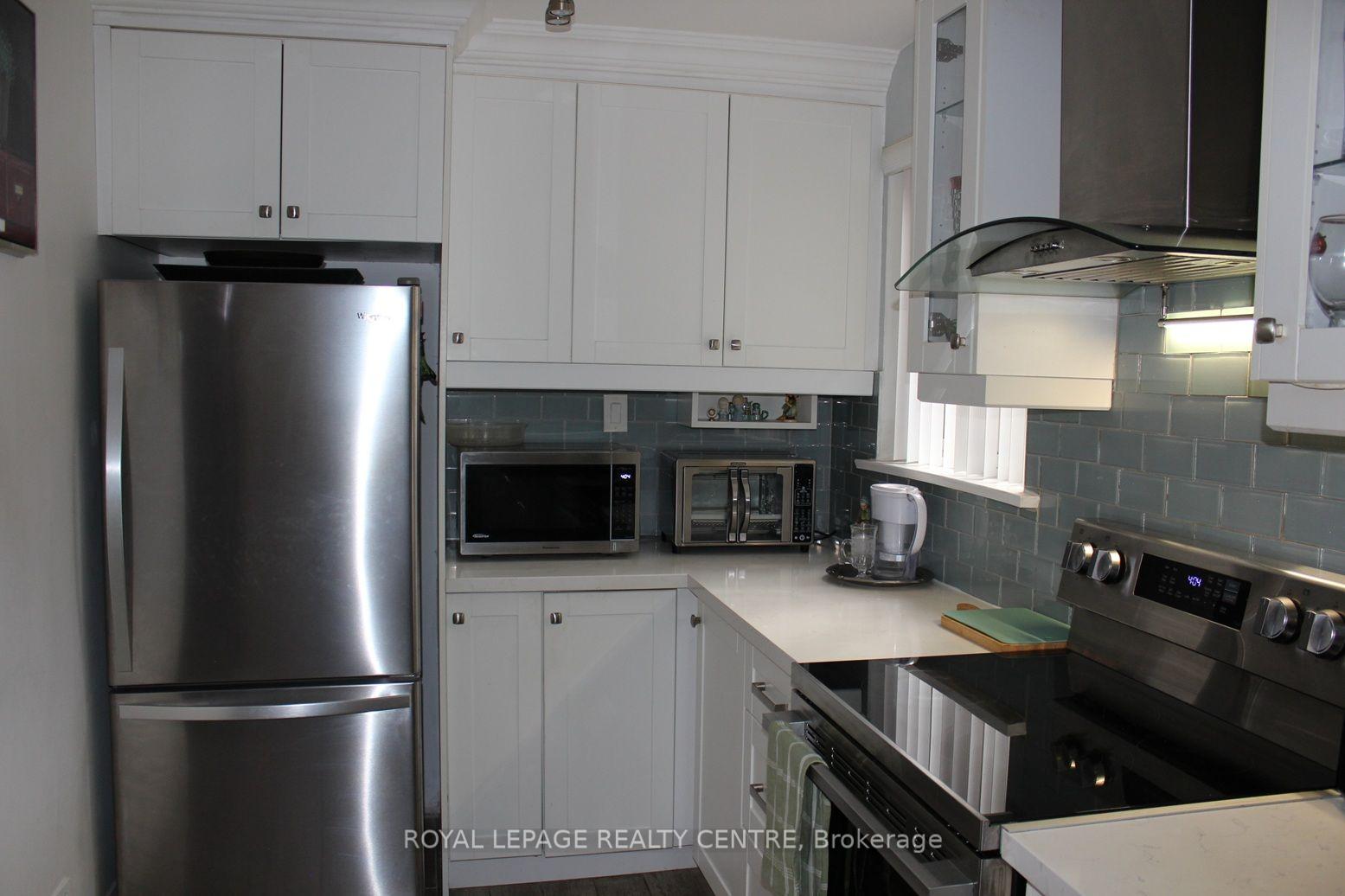 Photo 8 of 2385 Padstow Crescent, Mississauga, Clarkson — HOMEH