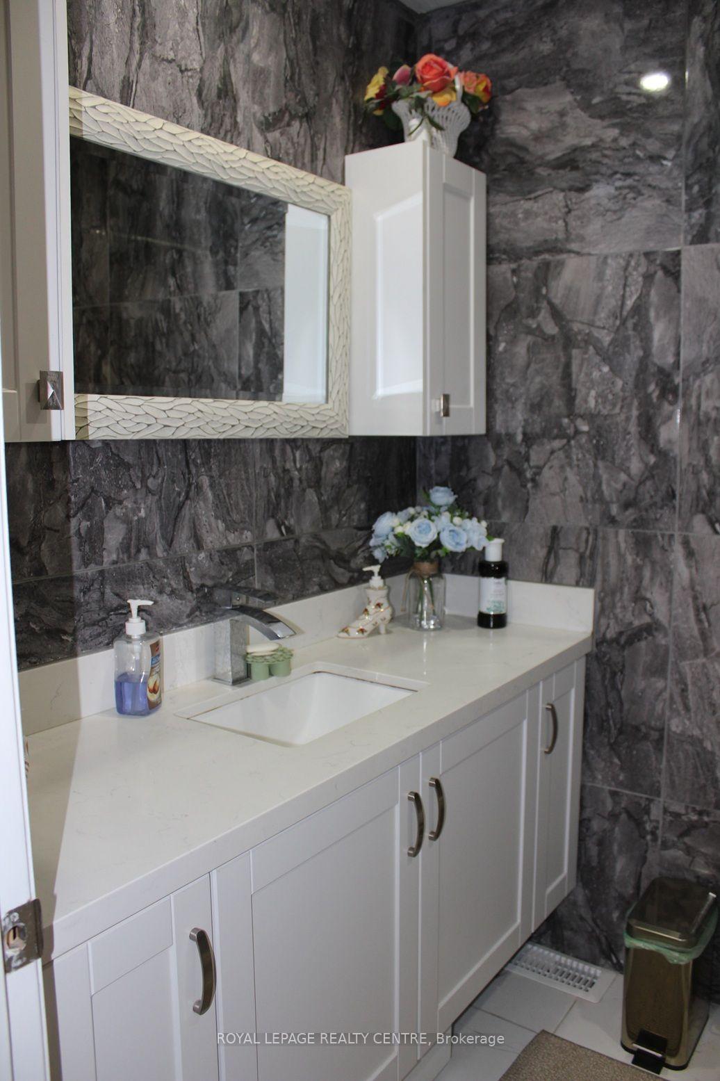 Photo 10 of 2385 Padstow Crescent, Mississauga, Clarkson — HOMEH