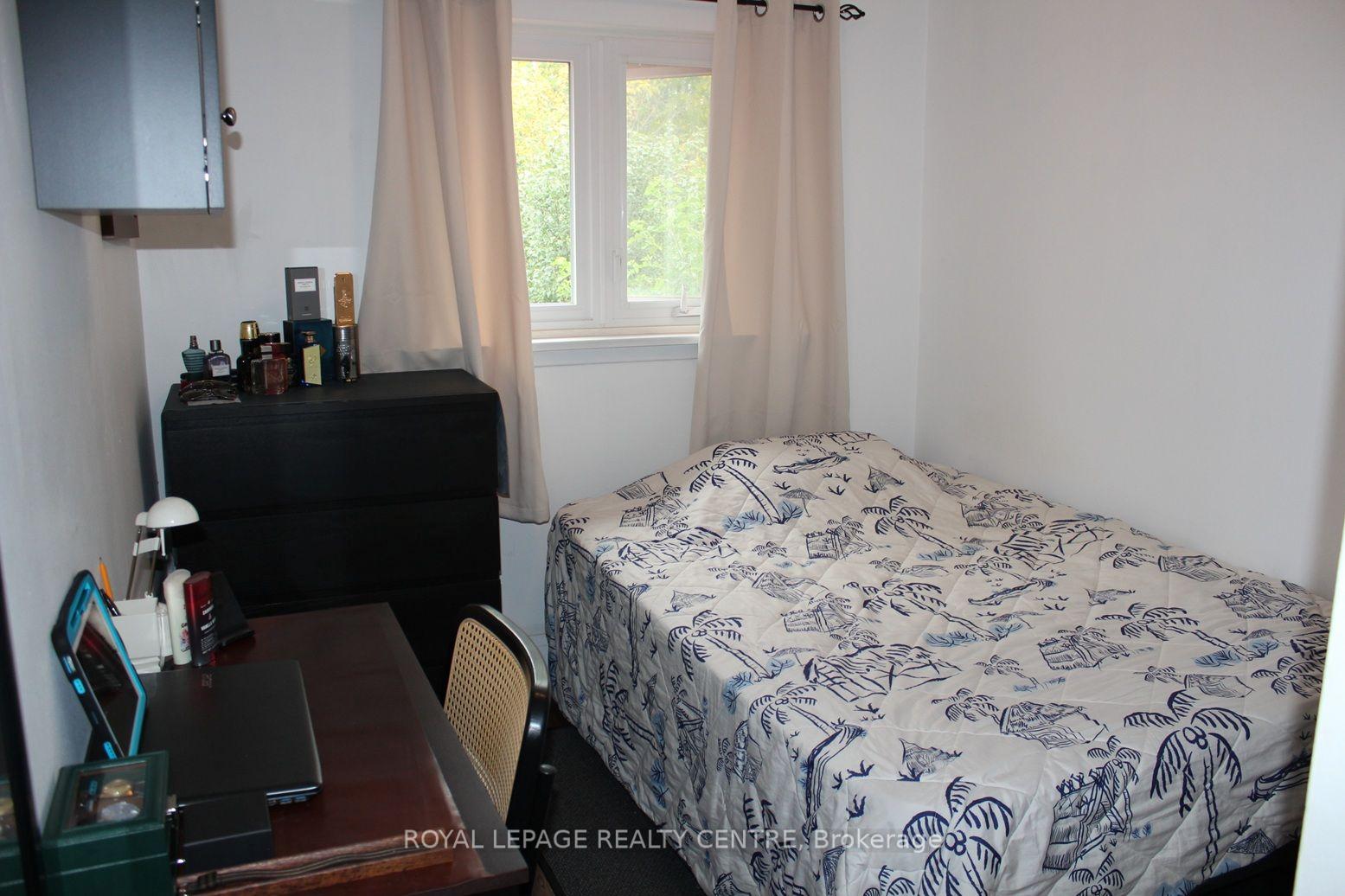 Photo 13 of 2385 Padstow Crescent, Mississauga, Clarkson — HOMEH