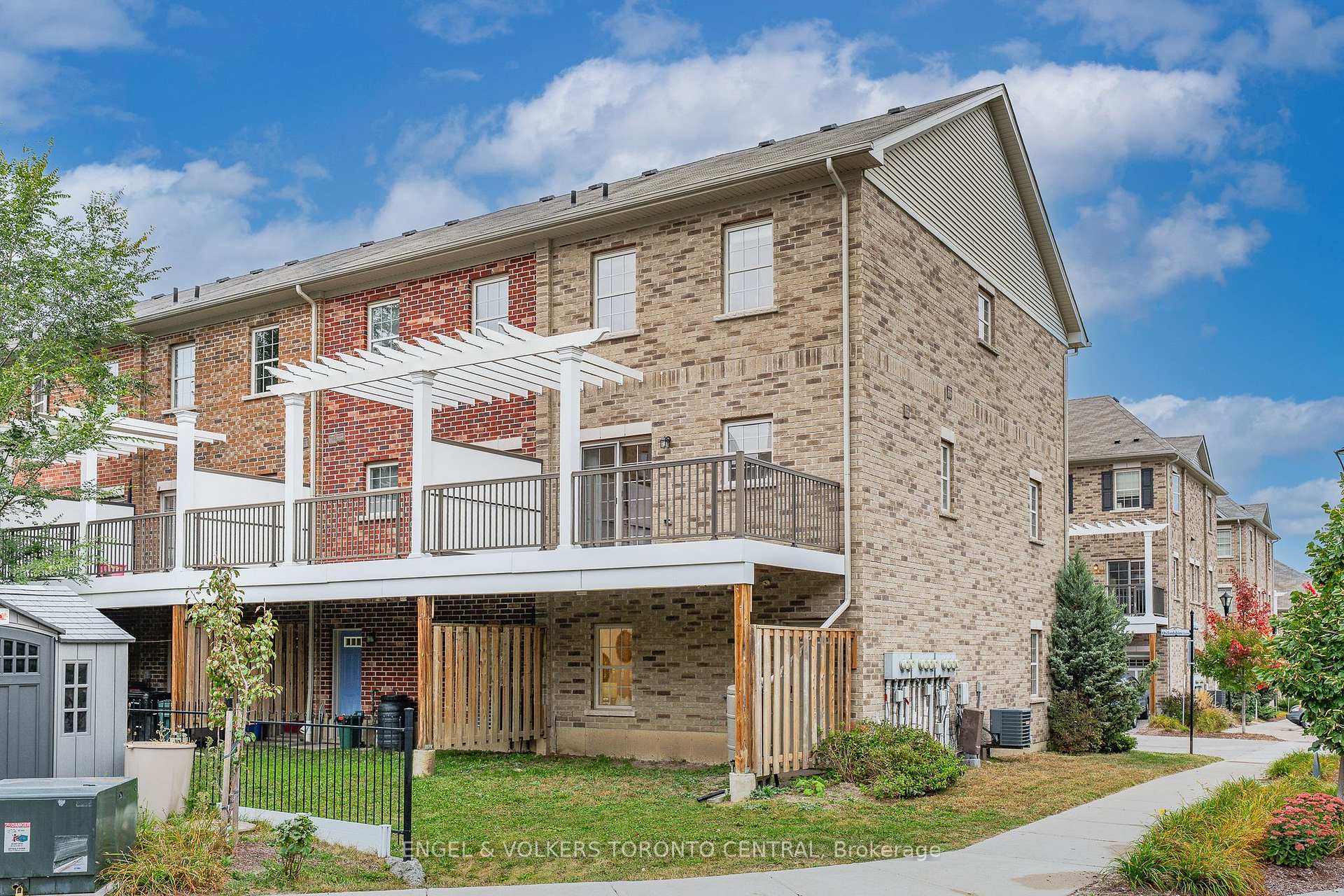 Photo 2 of 3 Oxfordshire Lane, Kitchener, Mount Hope Huron Park — HOMEH