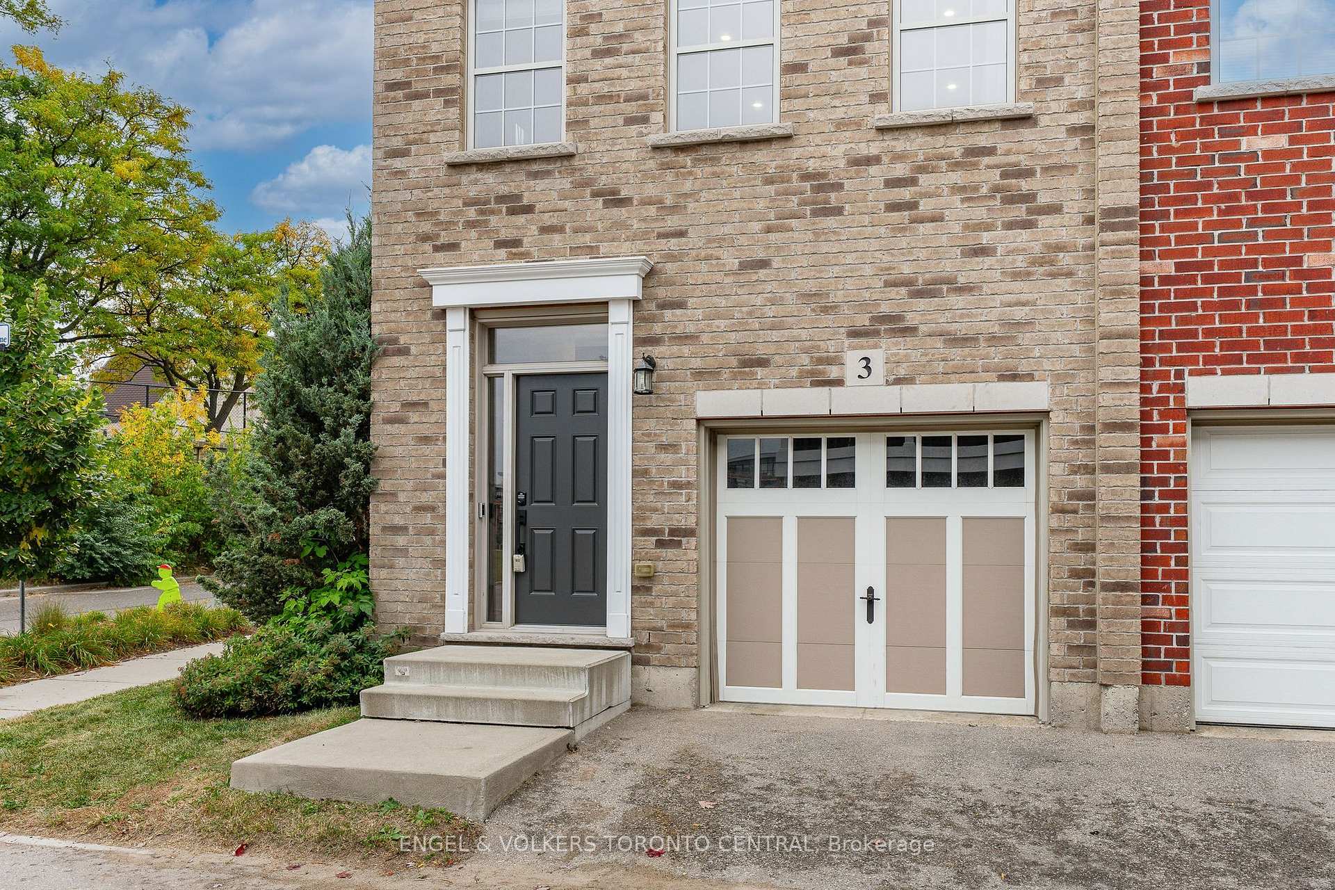 Photo 3 of 3 Oxfordshire Lane, Kitchener, Mount Hope Huron Park — HOMEH
