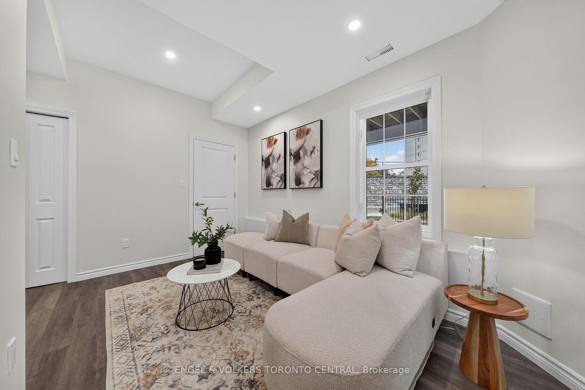 Photo 8 of 3 Oxfordshire Lane, Kitchener, Mount Hope Huron Park — HOMEH