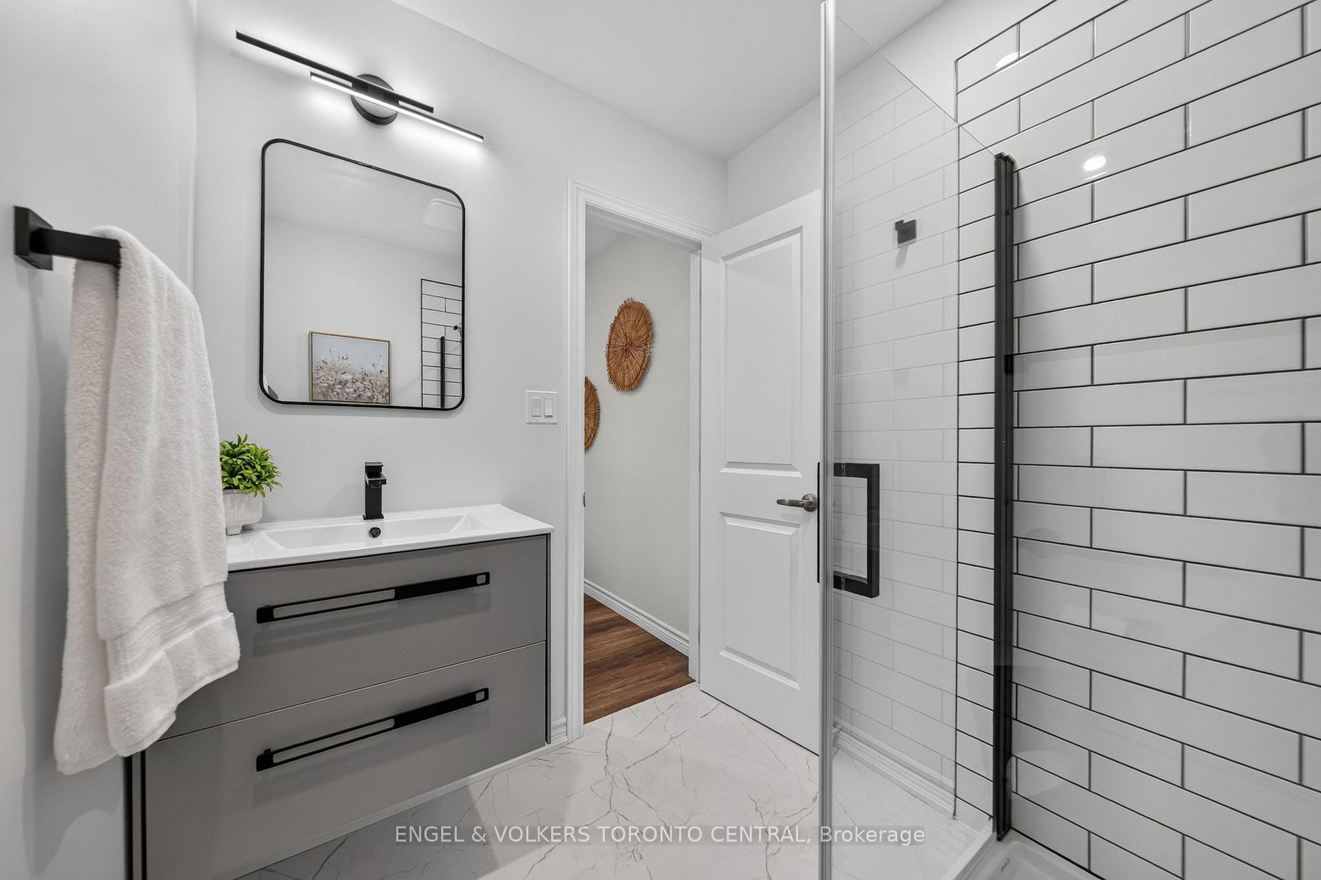 Photo 10 of 3 Oxfordshire Lane, Kitchener, Mount Hope Huron Park — HOMEH