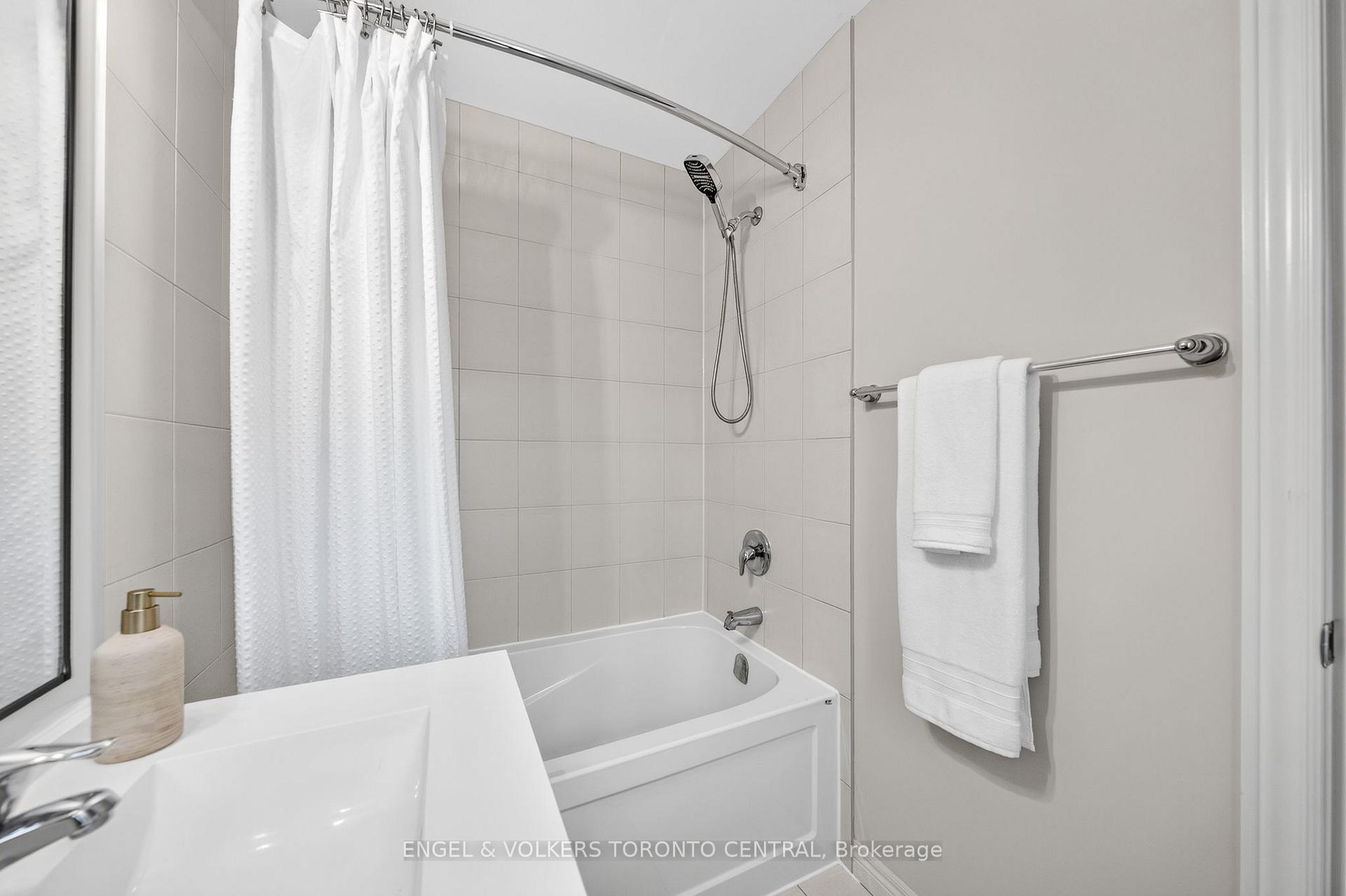 Photo 36 of 3 Oxfordshire Lane, Kitchener, Mount Hope Huron Park — HOMEH