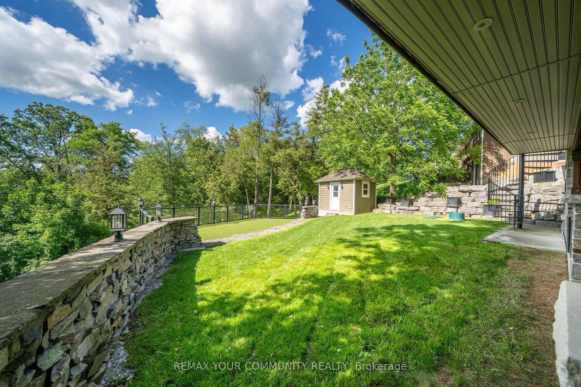 Photo 43 of 124 Elmpine Trail, King, Rural King — HOMEH
