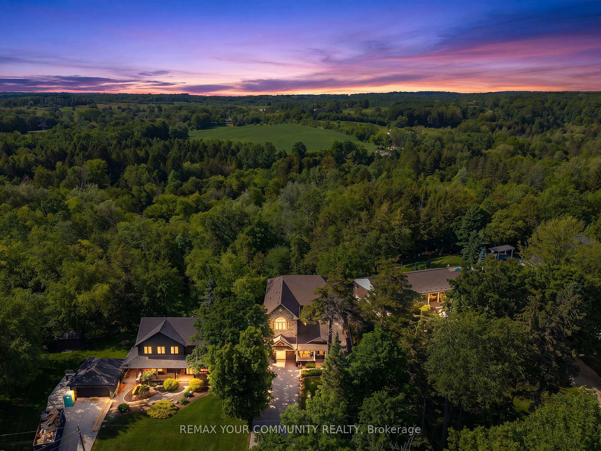 Photo 46 of 124 Elmpine Trail, King, Rural King — HOMEH