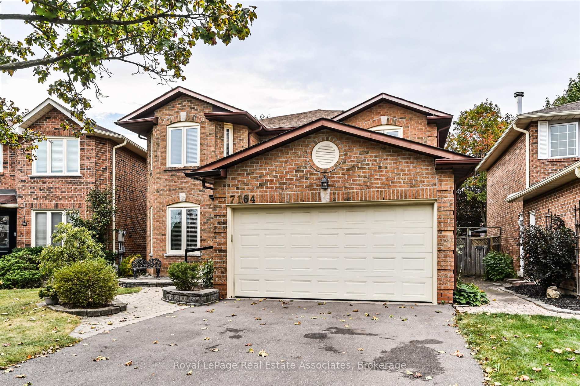 Photo 3 of 7164 Danton Promenade, Mississauga, Meadowvale — HOMEH