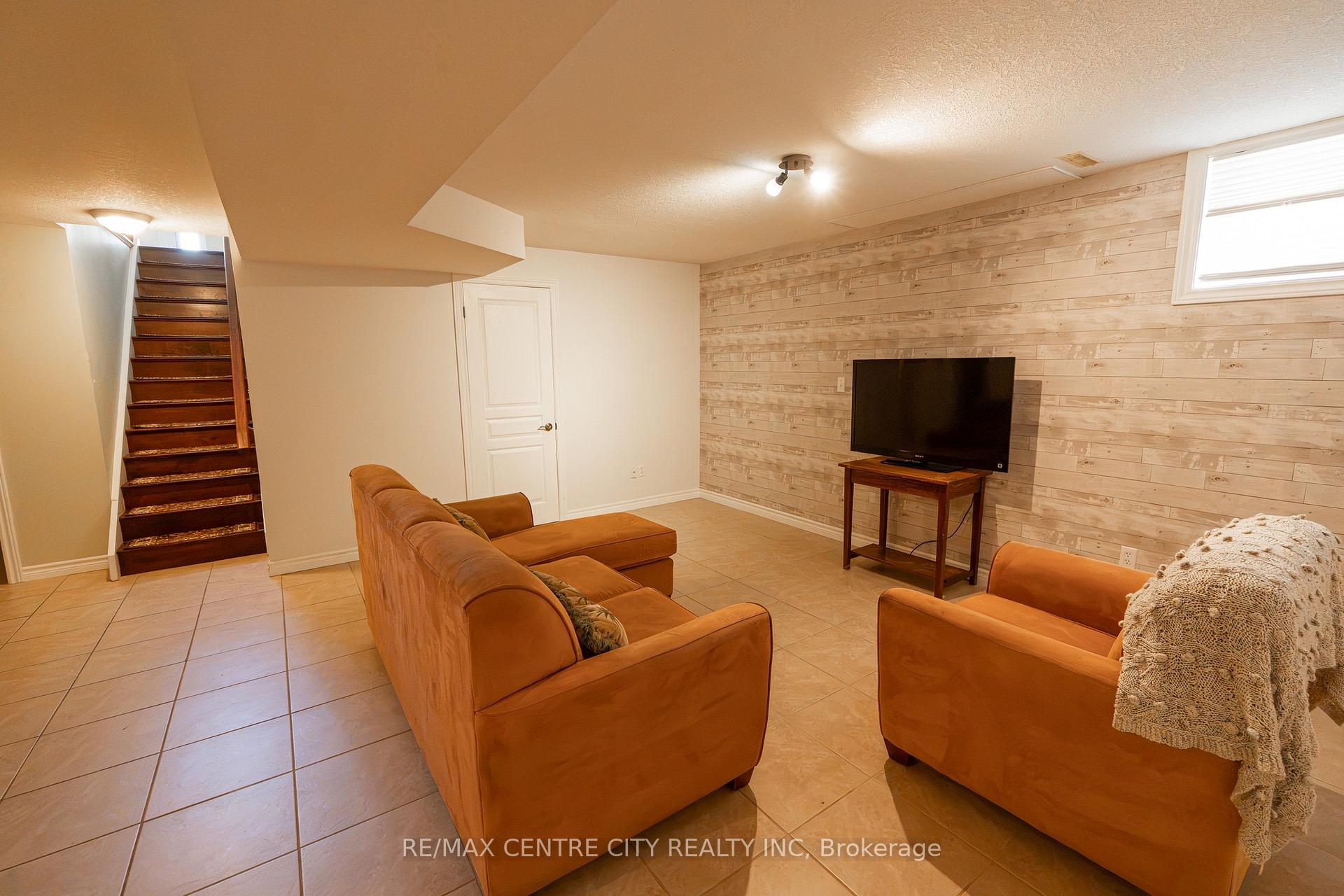 Photo 26 of 19 Hamilton Street, North Middlesex, Ailsa Craig — HOMEH