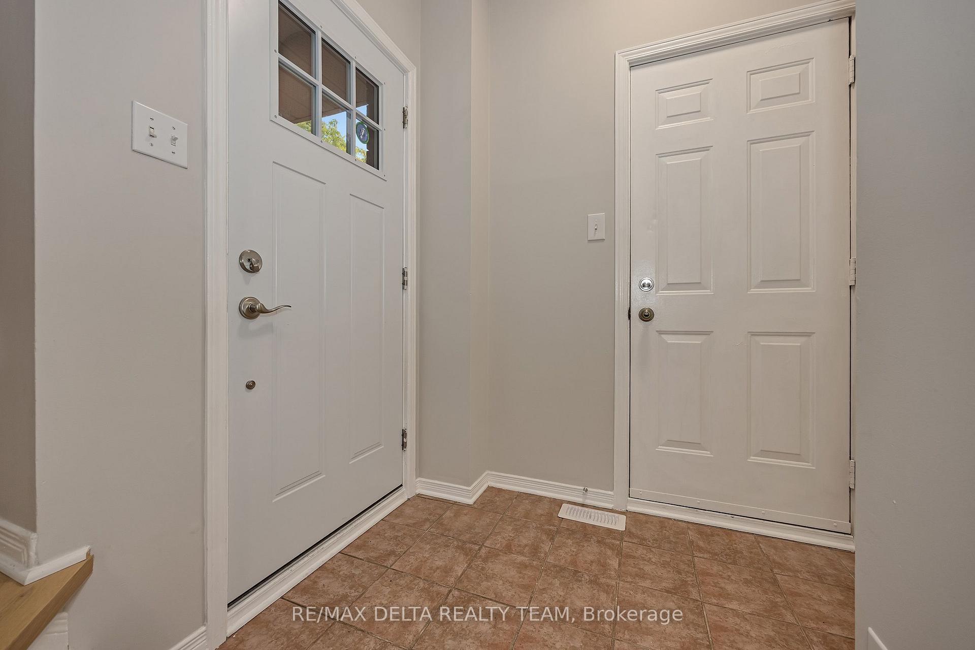 Photo 3 of 858 Como Crescent, Ottawa, Fallingbrook/Pineridge — HOMEH