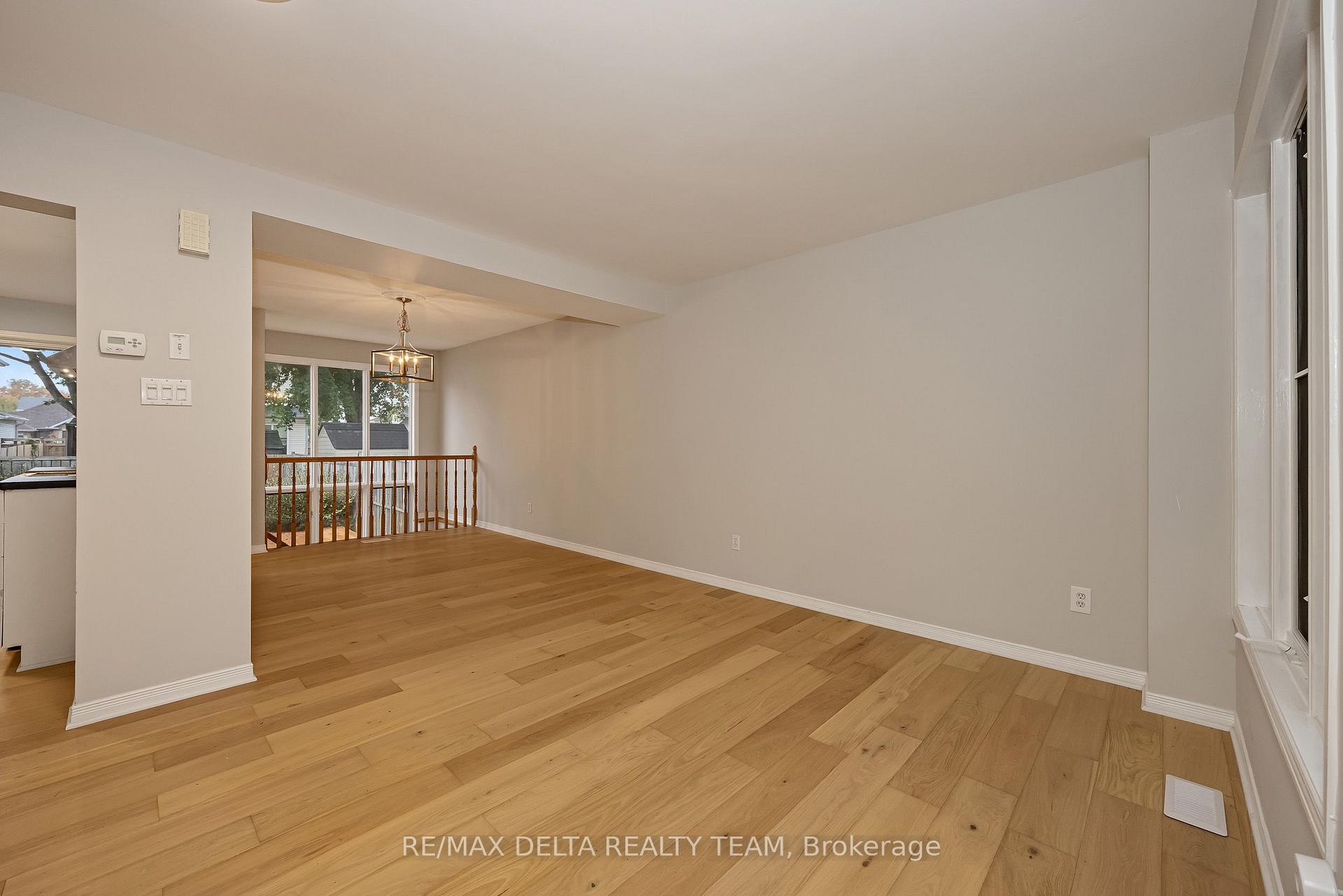 Photo 4 of 858 Como Crescent, Ottawa, Fallingbrook/Pineridge — HOMEH