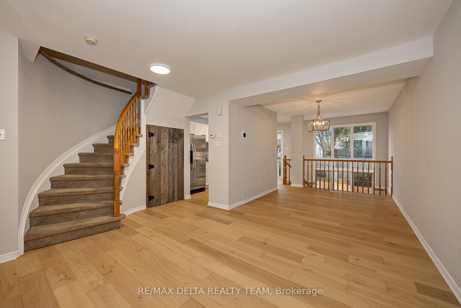 Photo 5 of 858 Como Crescent, Ottawa, Fallingbrook/Pineridge — HOMEH