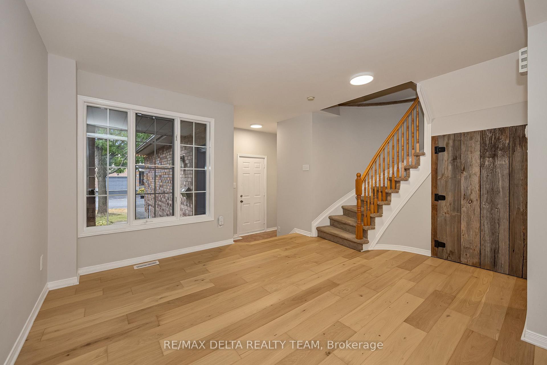Photo 6 of 858 Como Crescent, Ottawa, Fallingbrook/Pineridge — HOMEH