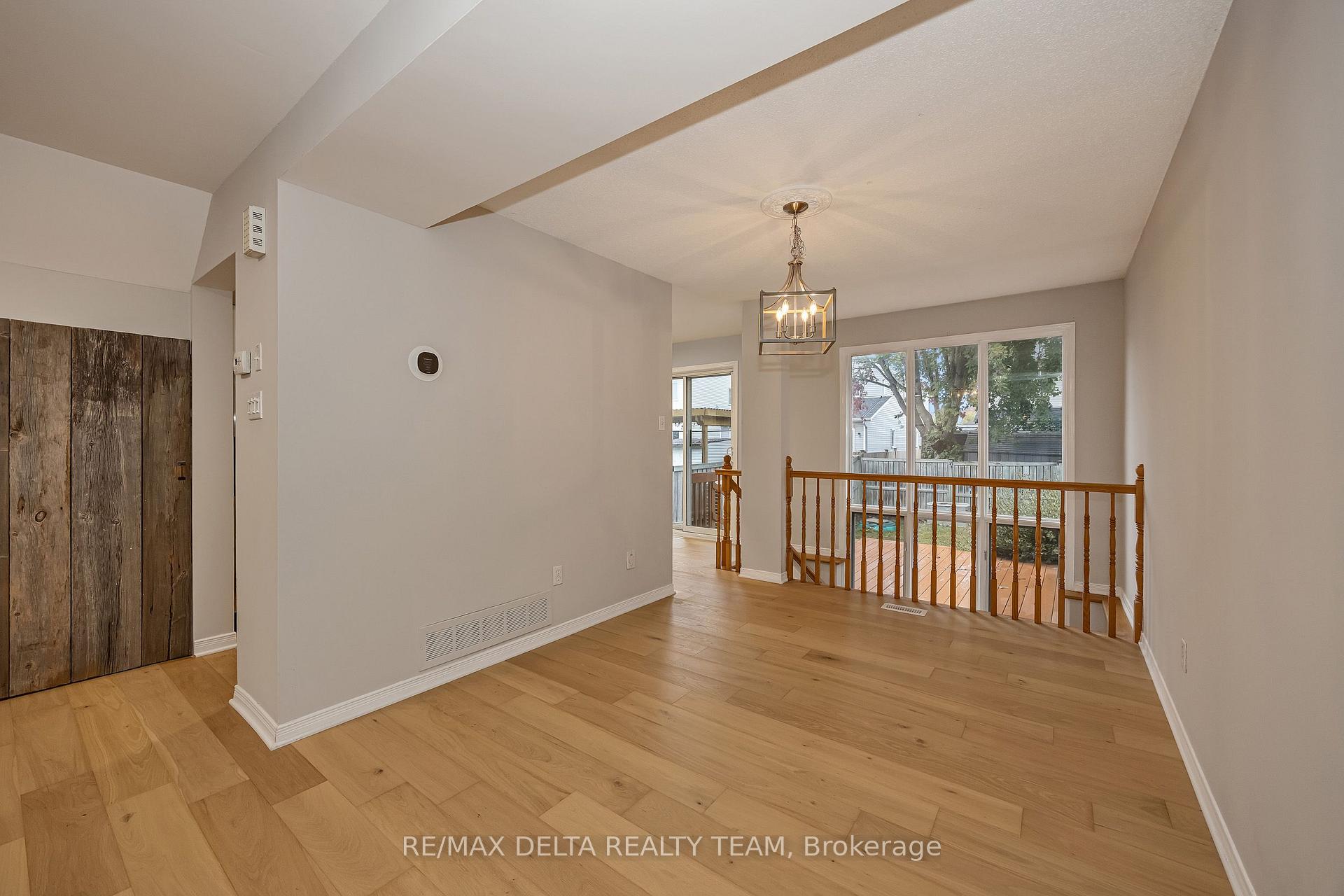 Photo 7 of 858 Como Crescent, Ottawa, Fallingbrook/Pineridge — HOMEH