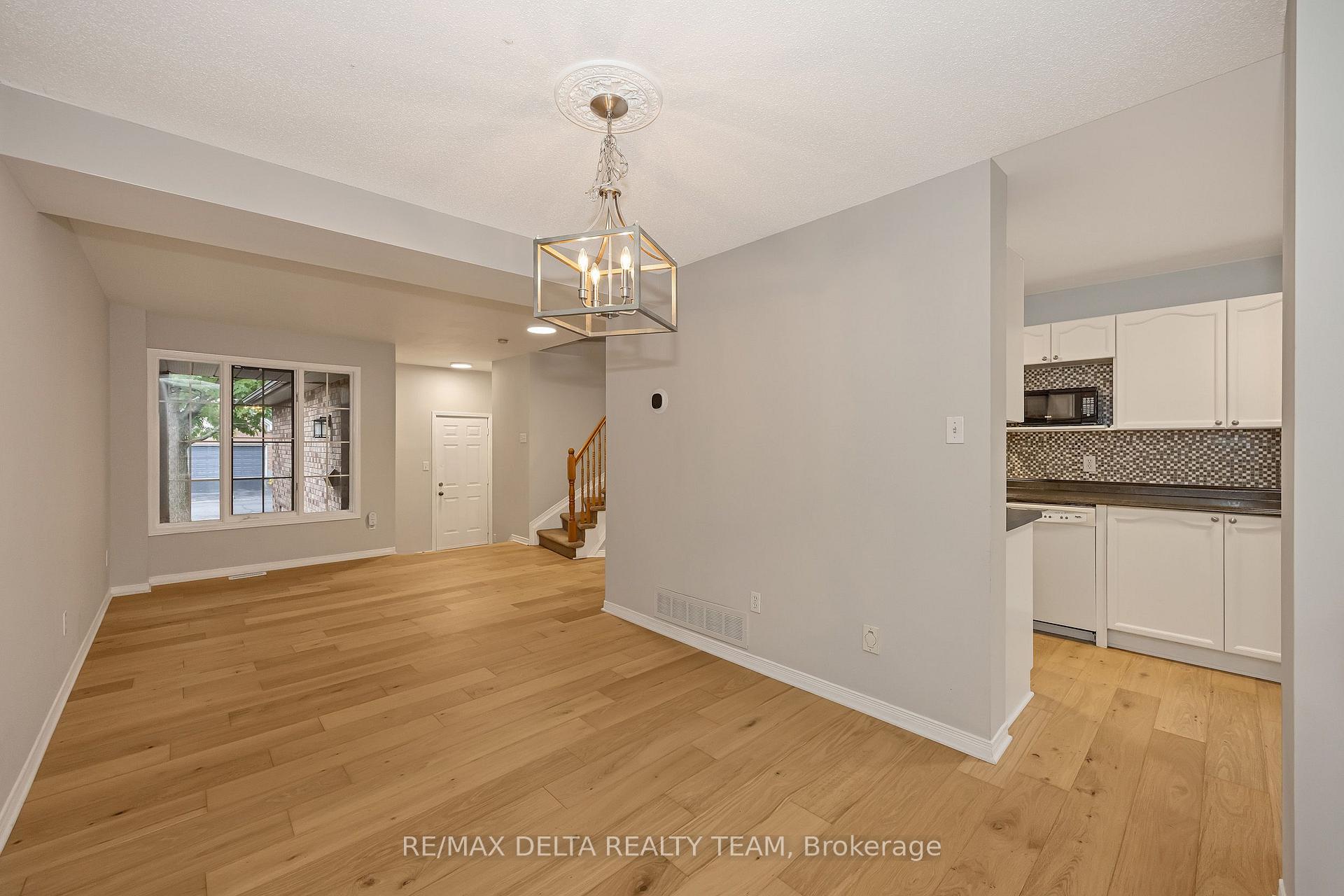Photo 9 of 858 Como Crescent, Ottawa, Fallingbrook/Pineridge — HOMEH