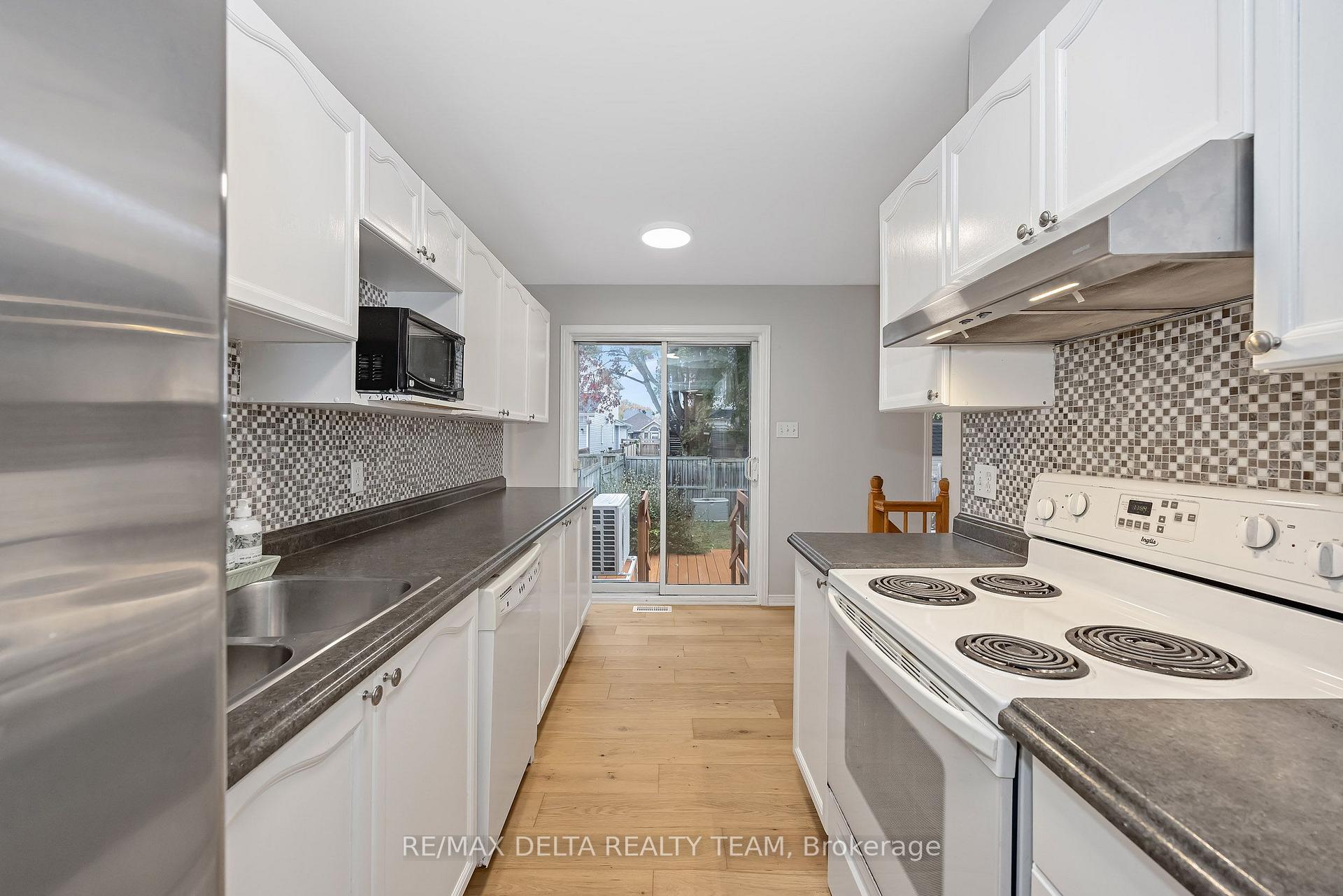 Photo 10 of 858 Como Crescent, Ottawa, Fallingbrook/Pineridge — HOMEH