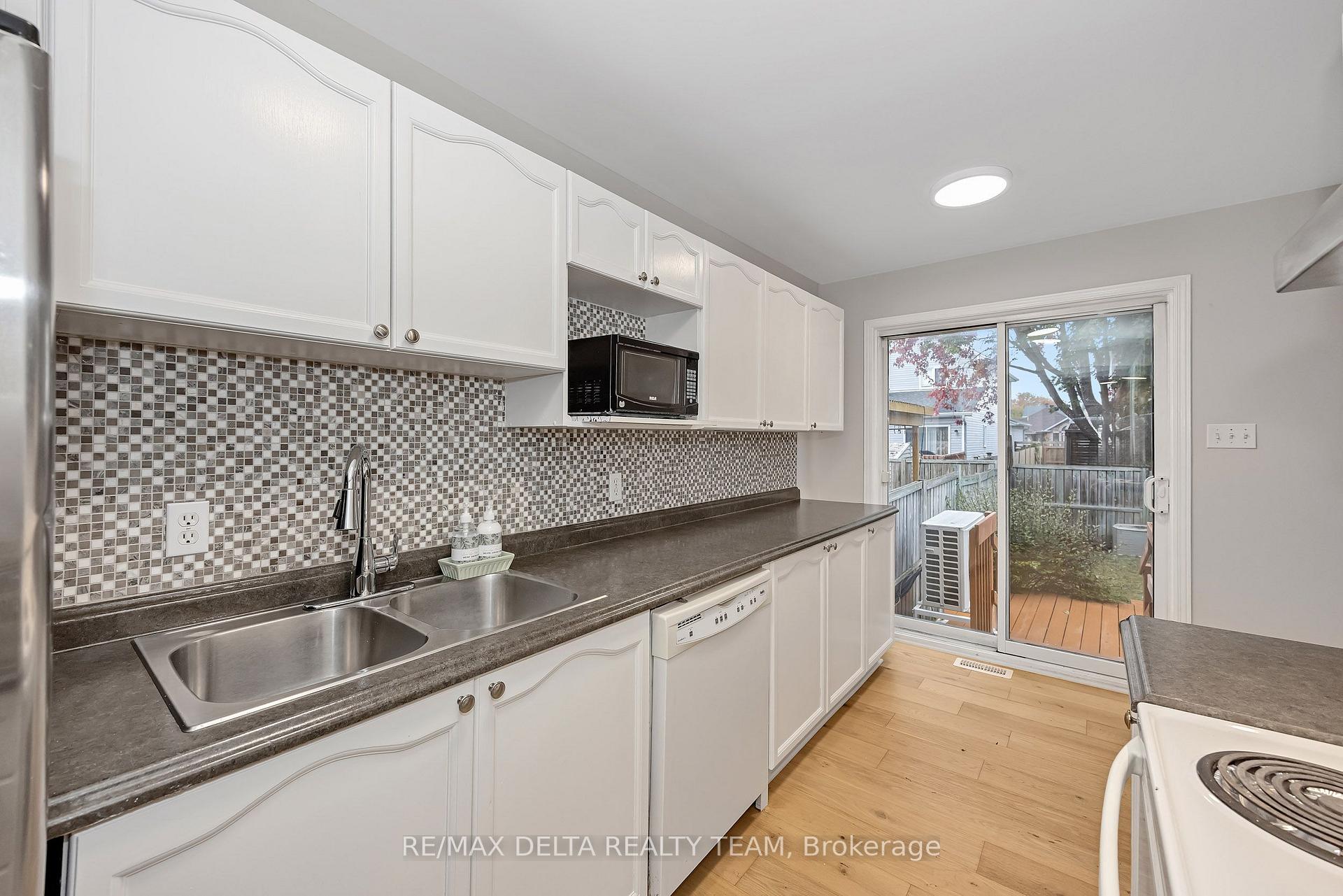 Photo 11 of 858 Como Crescent, Ottawa, Fallingbrook/Pineridge — HOMEH