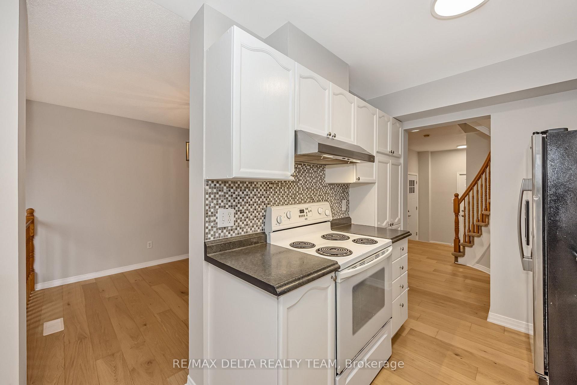 Photo 12 of 858 Como Crescent, Ottawa, Fallingbrook/Pineridge — HOMEH