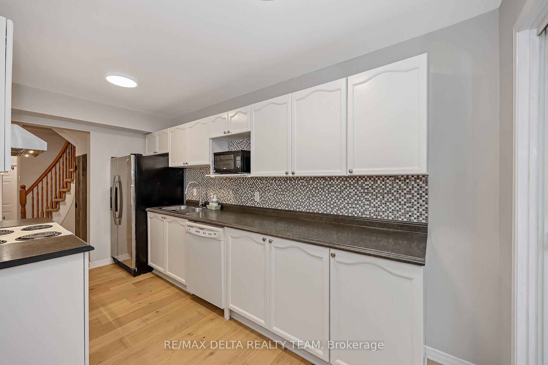 Photo 13 of 858 Como Crescent, Ottawa, Fallingbrook/Pineridge — HOMEH