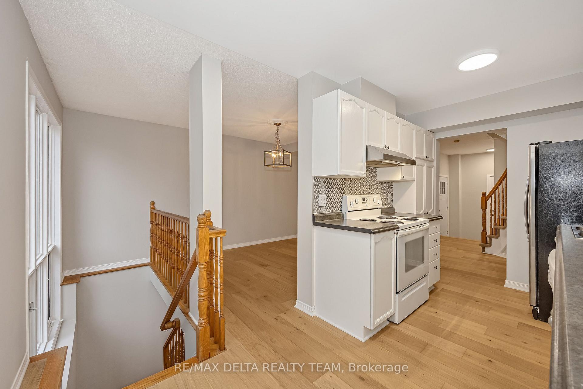Photo 14 of 858 Como Crescent, Ottawa, Fallingbrook/Pineridge — HOMEH