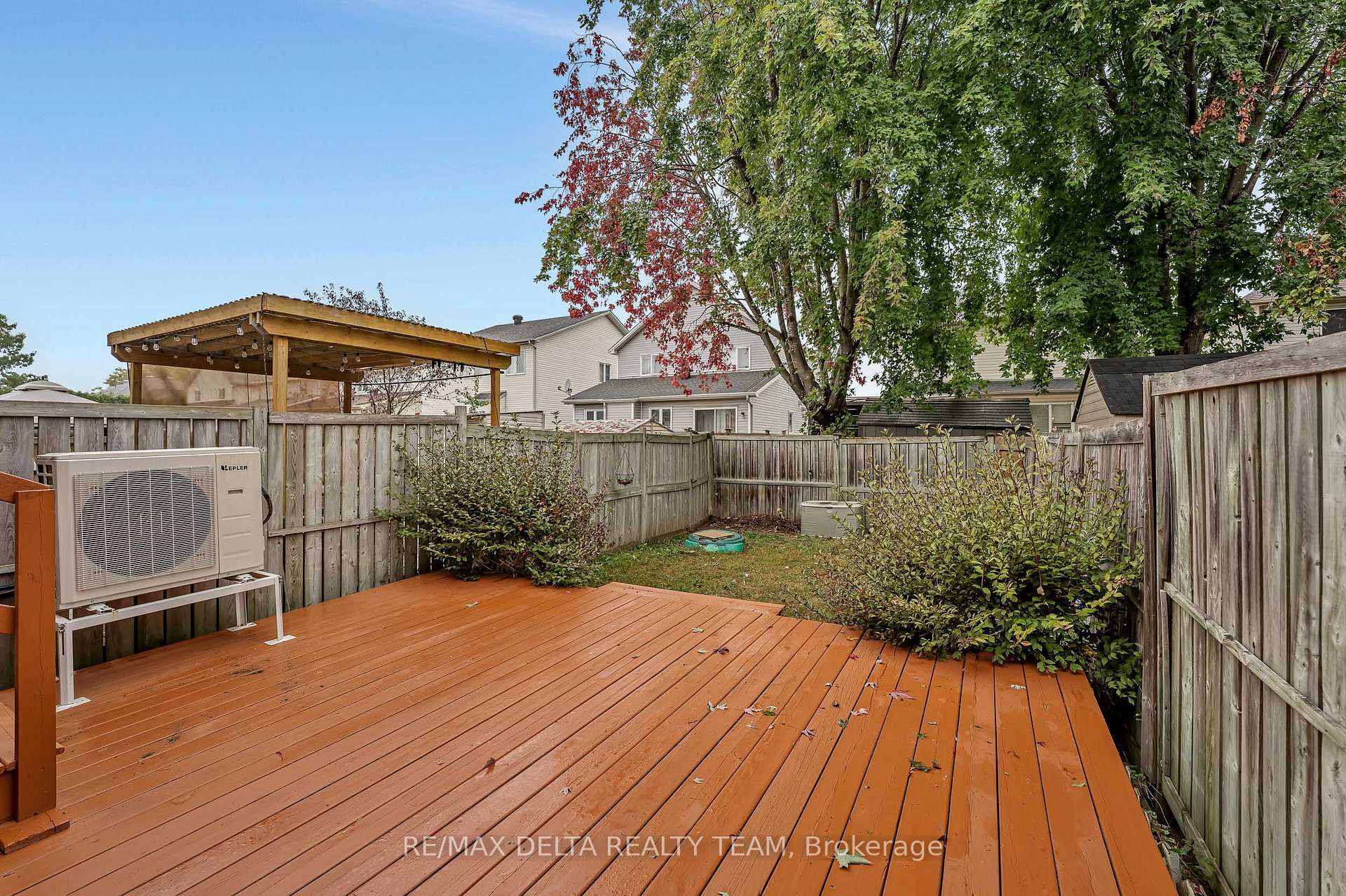 Photo 30 of 858 Como Crescent, Ottawa, Fallingbrook/Pineridge — HOMEH