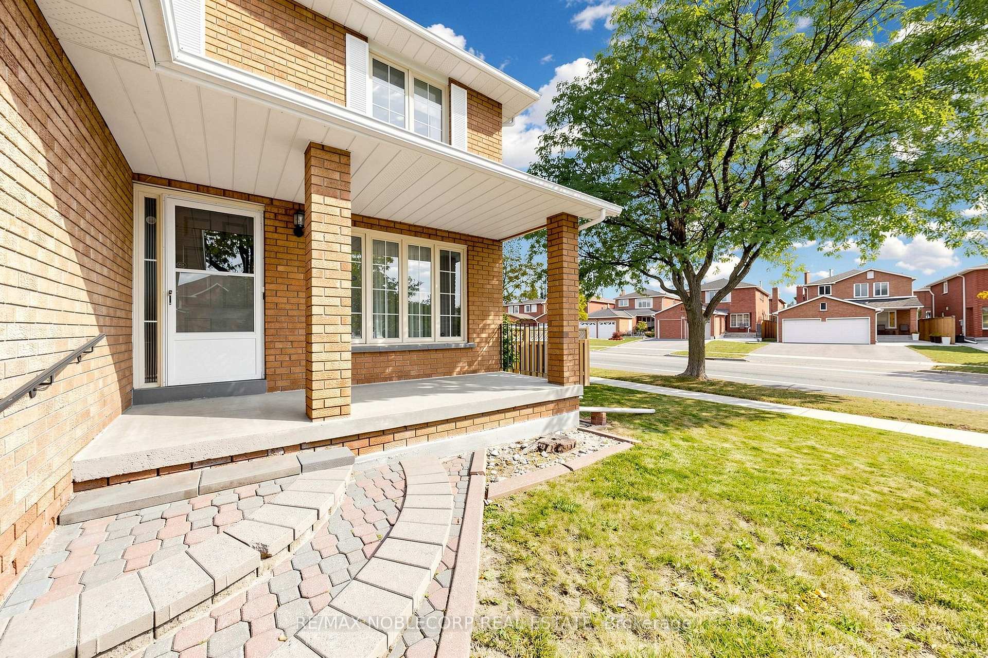 Photo 4 of 162 Venetian Crescent, Vaughan, East Woodbridge — HOMEH