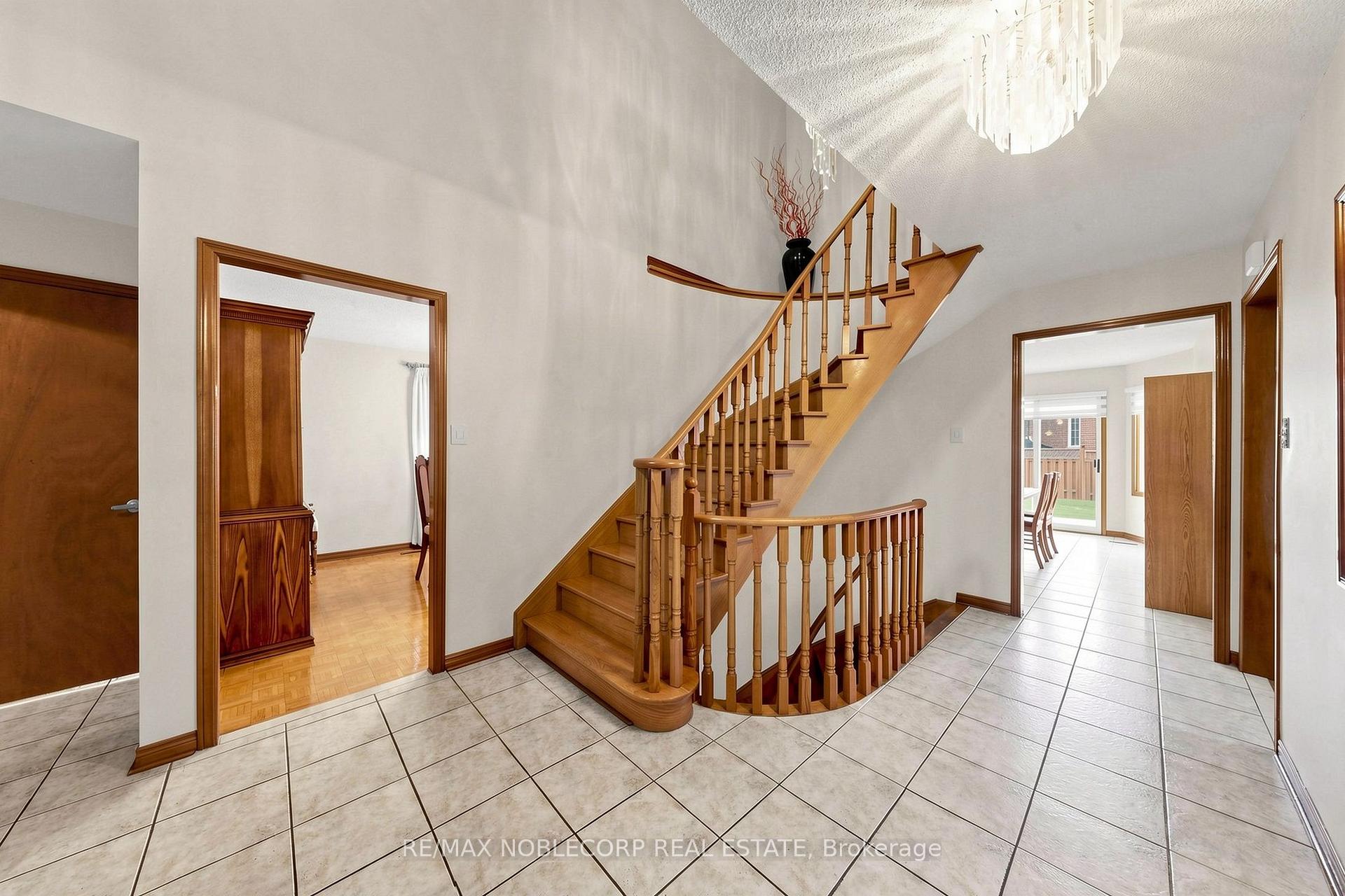 Photo 10 of 162 Venetian Crescent, Vaughan, East Woodbridge — HOMEH