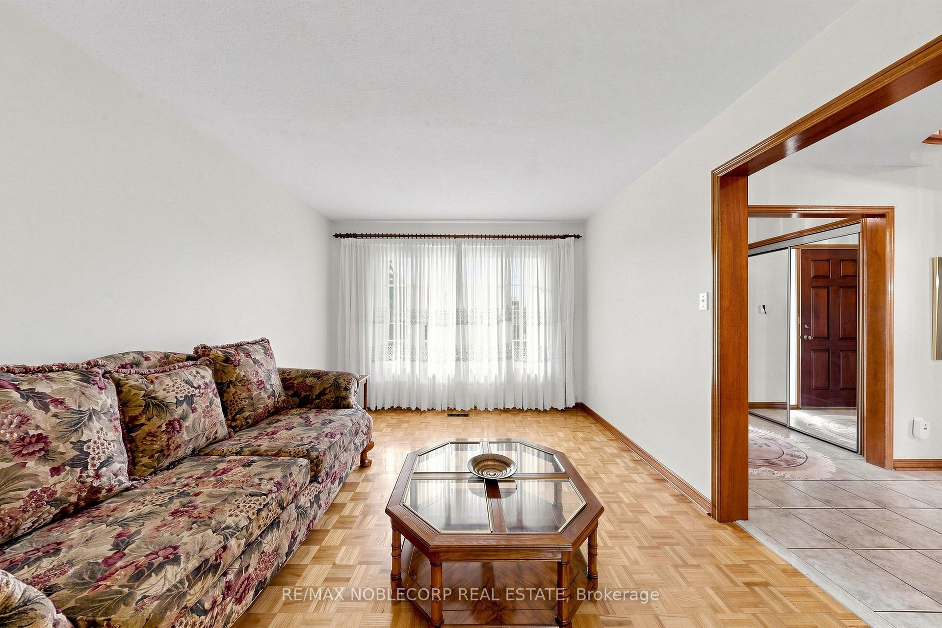 Photo 15 of 162 Venetian Crescent, Vaughan, East Woodbridge — HOMEH