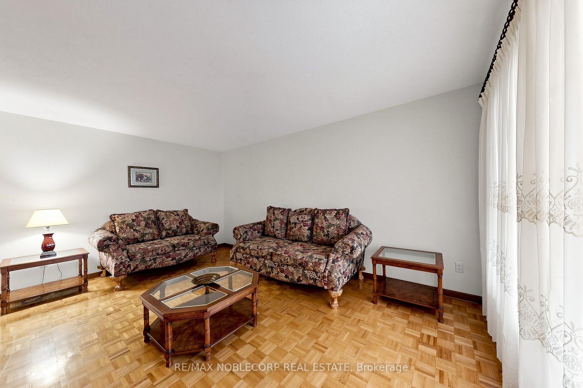 Photo 17 of 162 Venetian Crescent, Vaughan, East Woodbridge — HOMEH