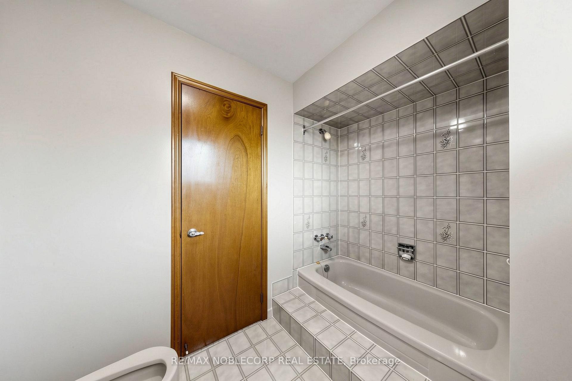 Photo 45 of 162 Venetian Crescent, Vaughan, East Woodbridge — HOMEH