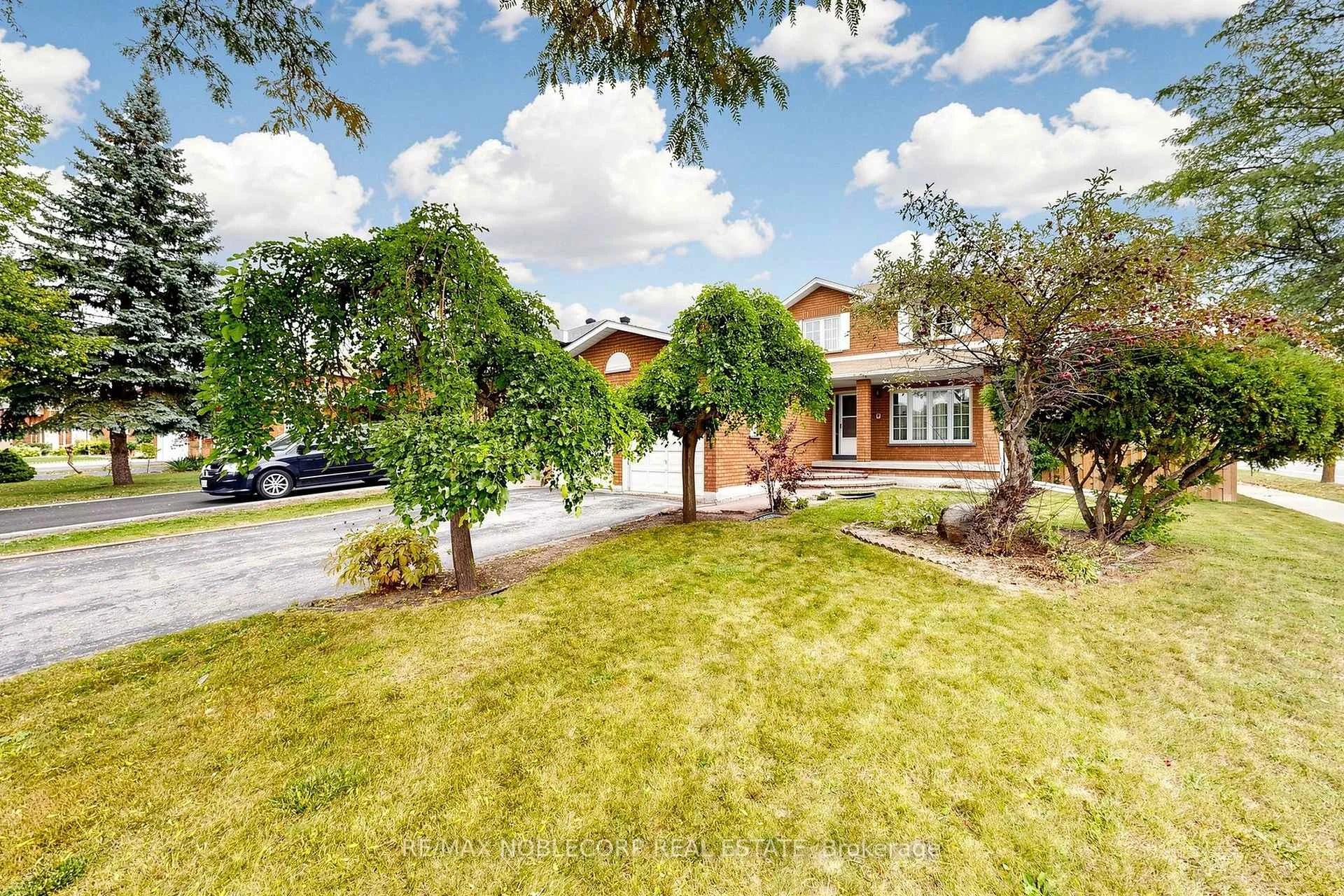 Photo 3 of 162 Venetian Crescent, Vaughan, East Woodbridge — HOMEH