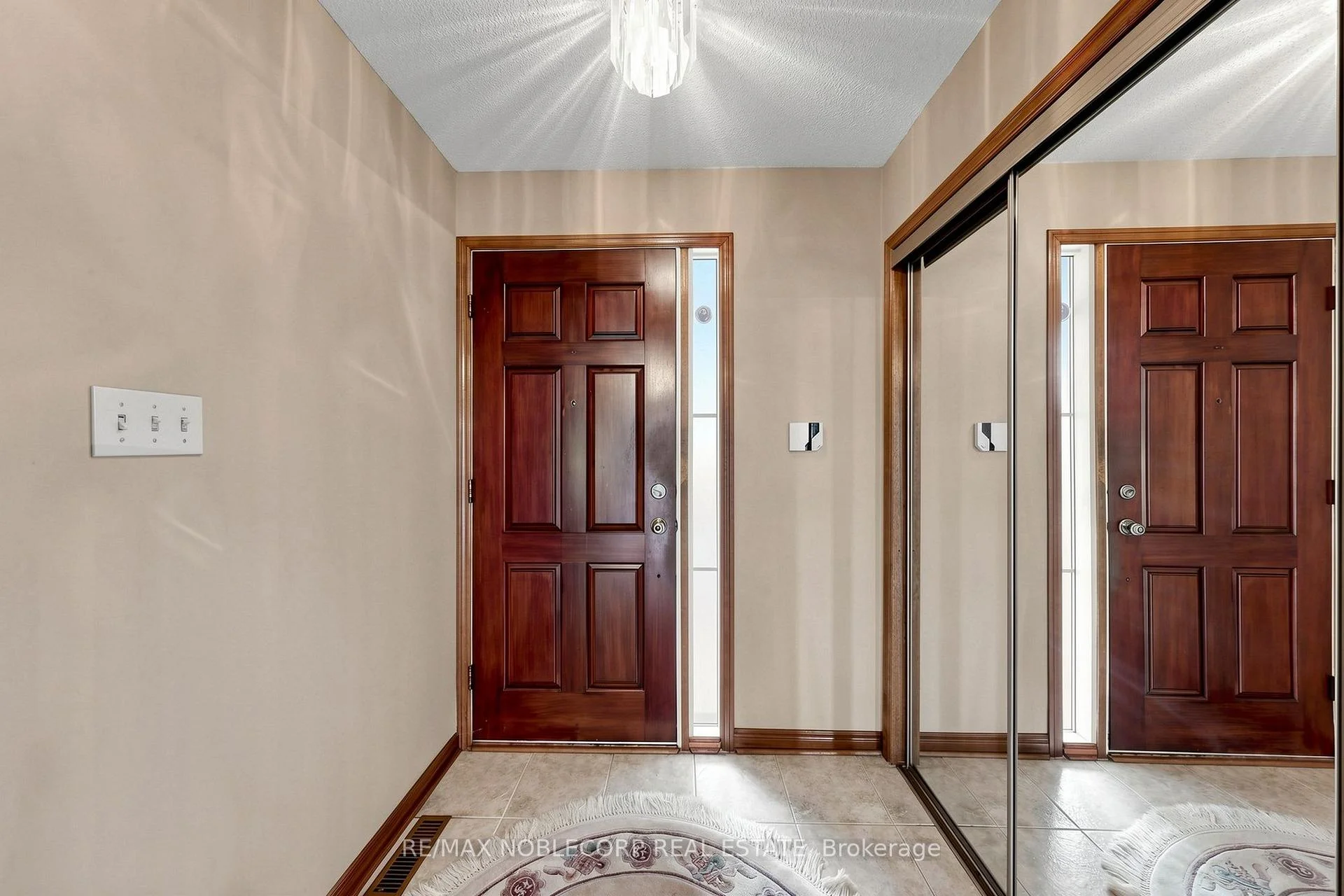 Photo 9 of 162 Venetian Crescent, Vaughan, East Woodbridge — HOMEH