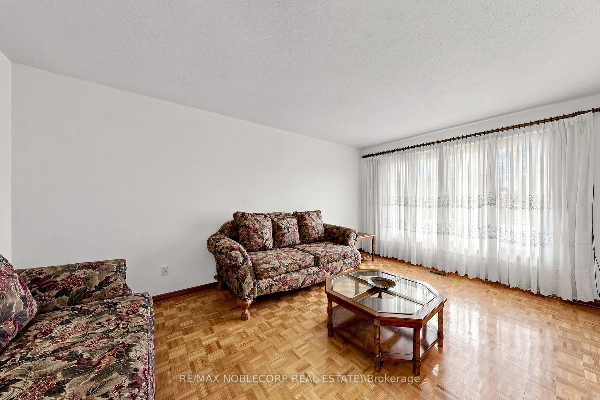 Photo 11 of 162 Venetian Crescent, Vaughan, East Woodbridge — HOMEH