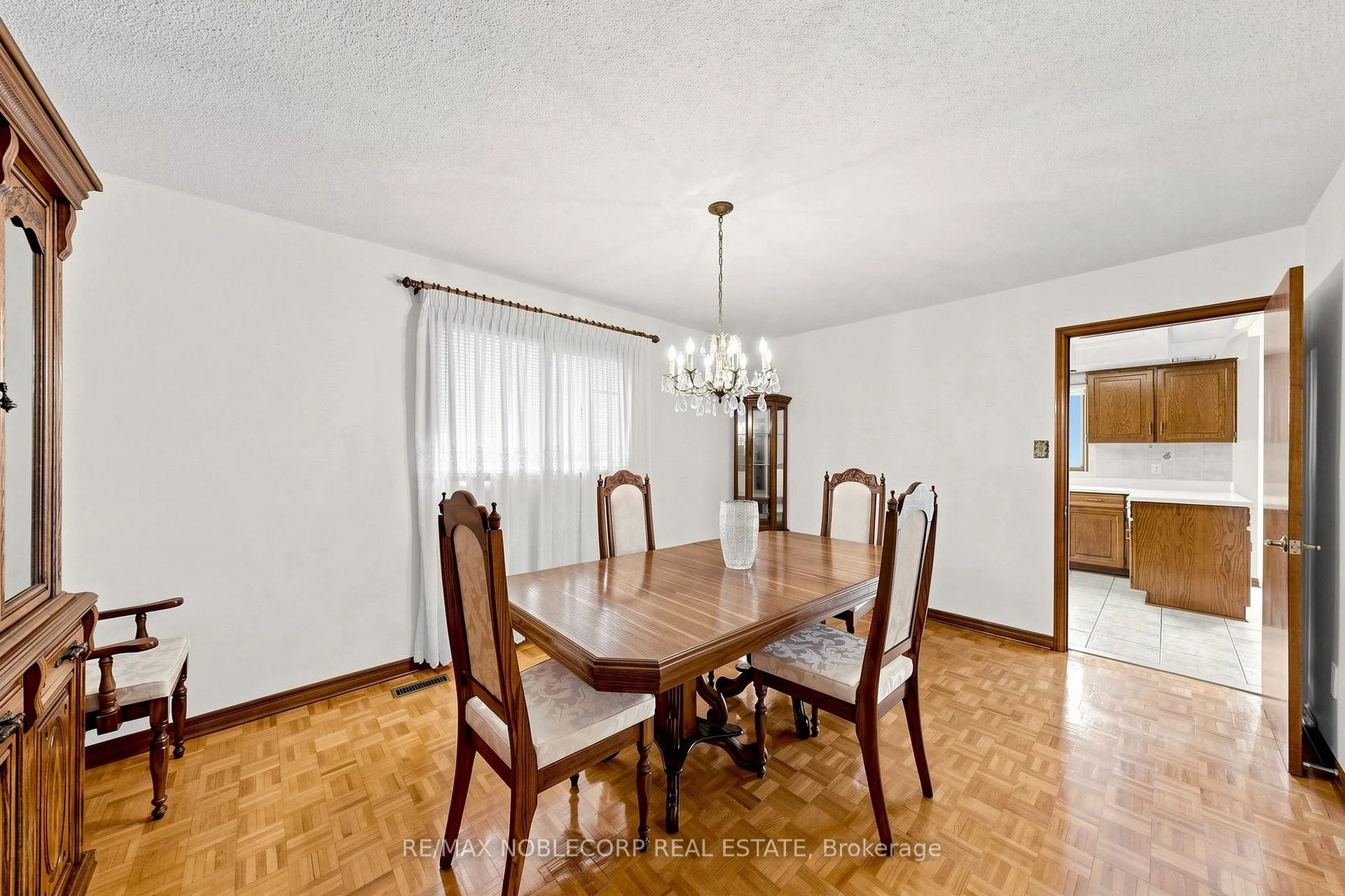 Photo 16 of 162 Venetian Crescent, Vaughan, East Woodbridge — HOMEH