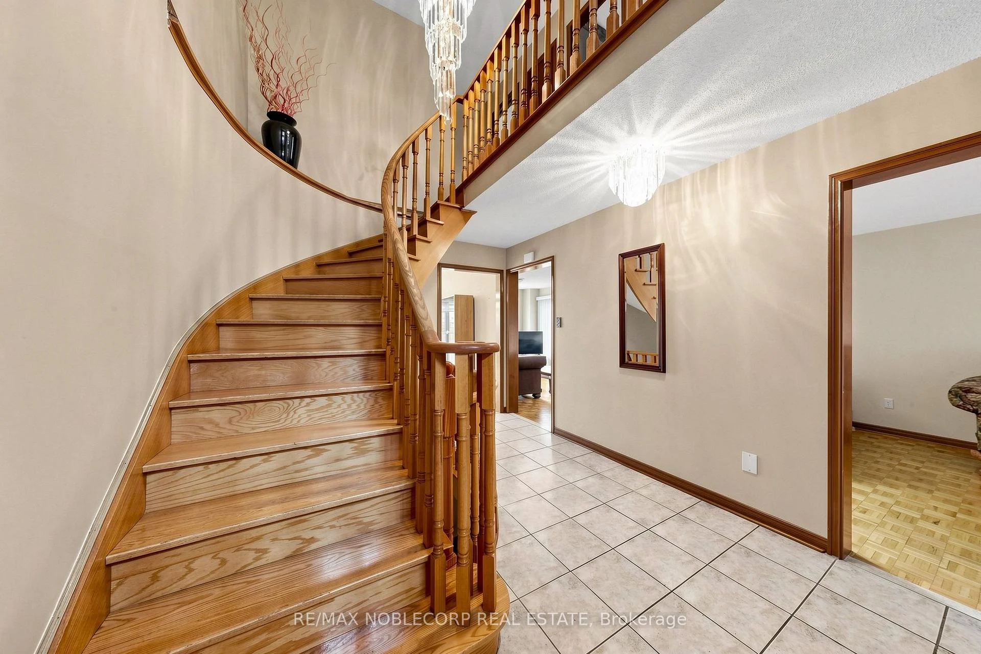 Photo 37 of 162 Venetian Crescent, Vaughan, East Woodbridge — HOMEH
