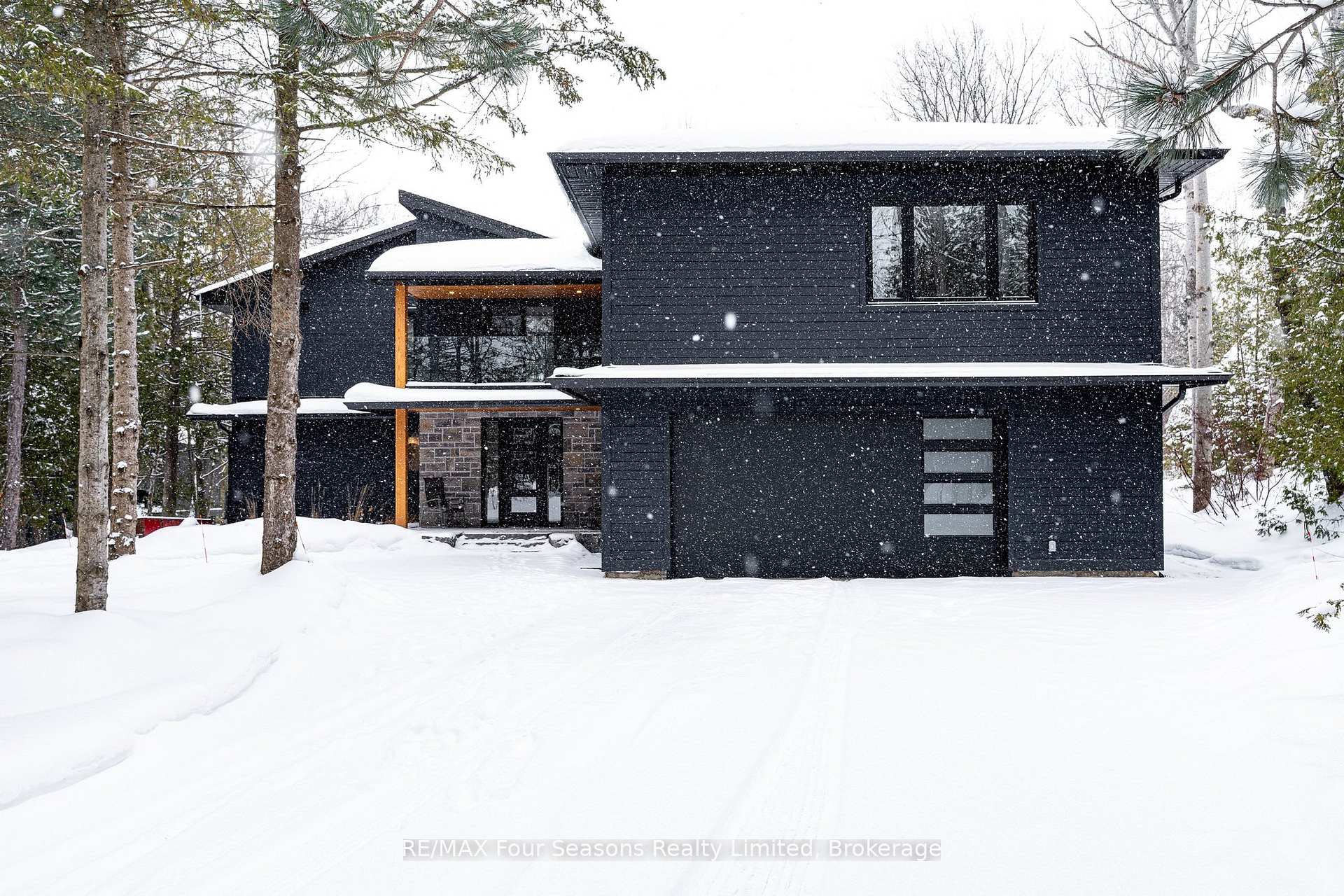 Photo 2 of 131 Chamonix Crescent, Blue Mountains — HOMEH
