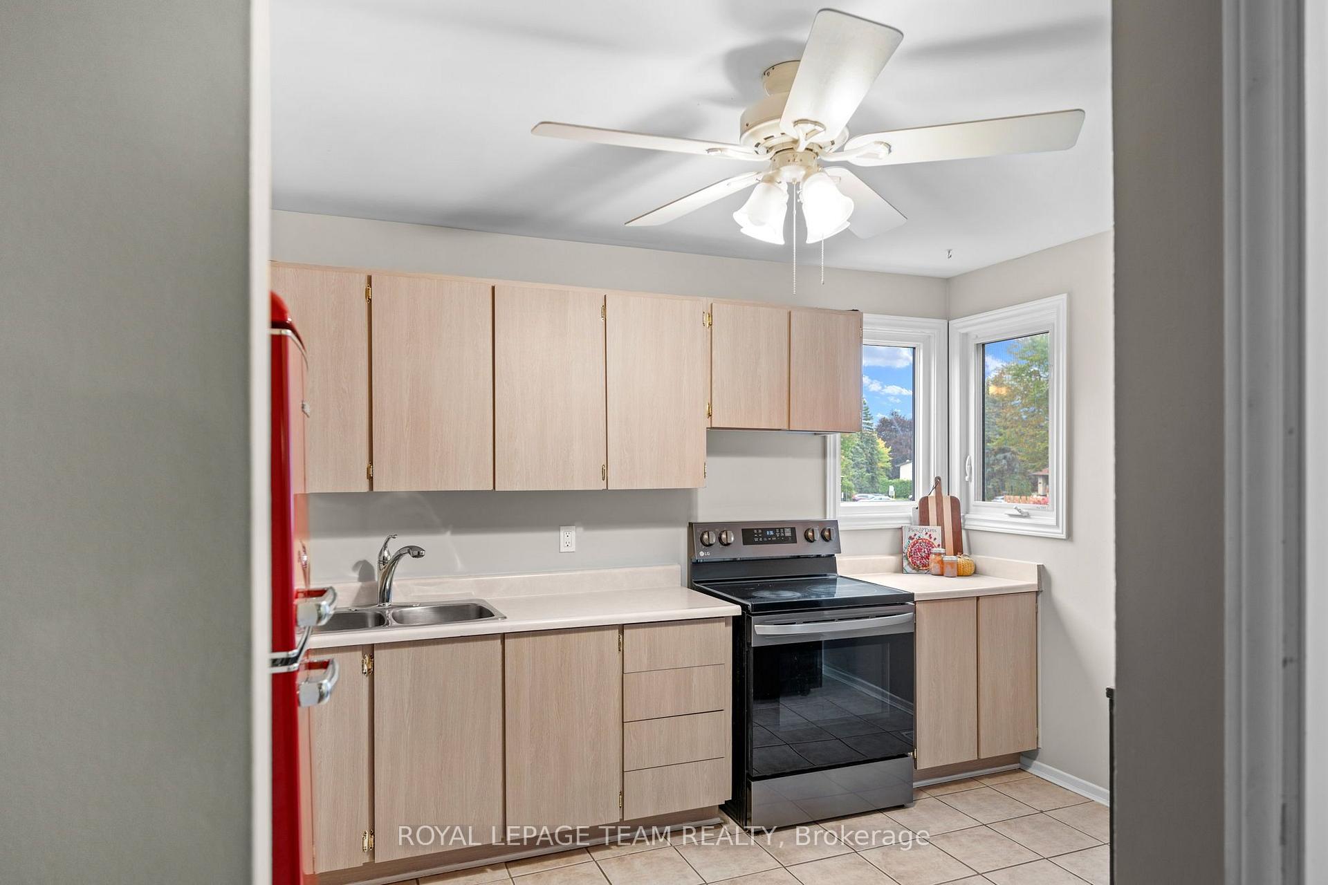 Photo 4 of 128 McClintock Way, Ottawa, Kanata - Katimavik — HOMEH
