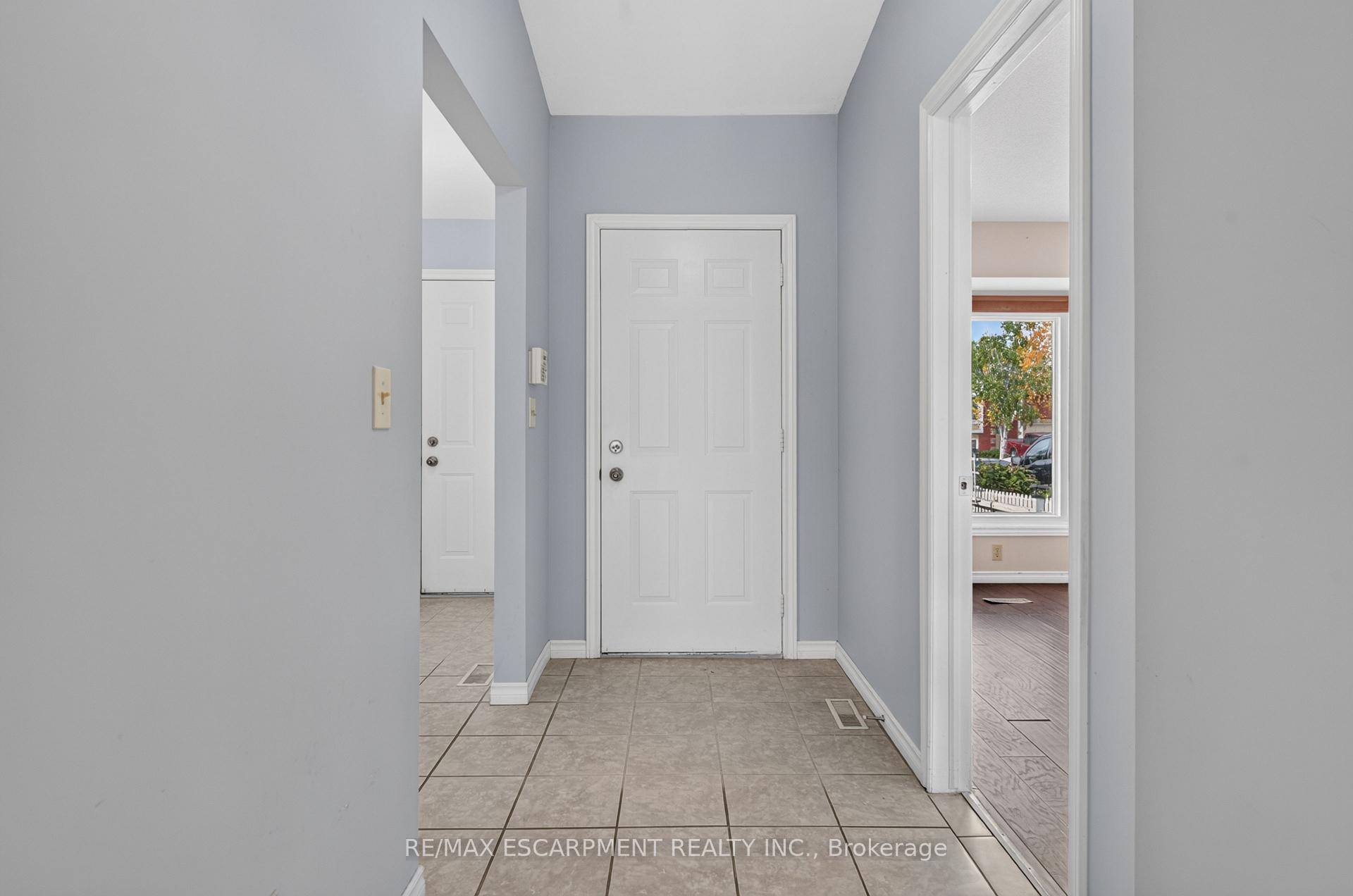 Photo 7 of 4459 Christopher Court, Lincoln, Beamsville — HOMEH