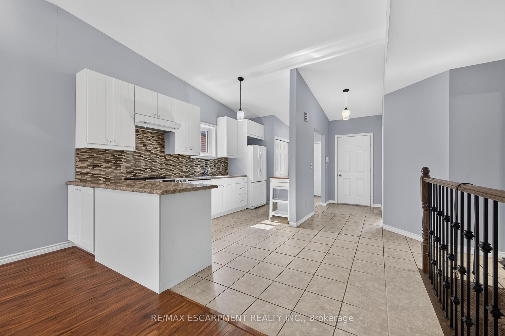 Photo 9 of 4459 Christopher Court, Lincoln, Beamsville — HOMEH