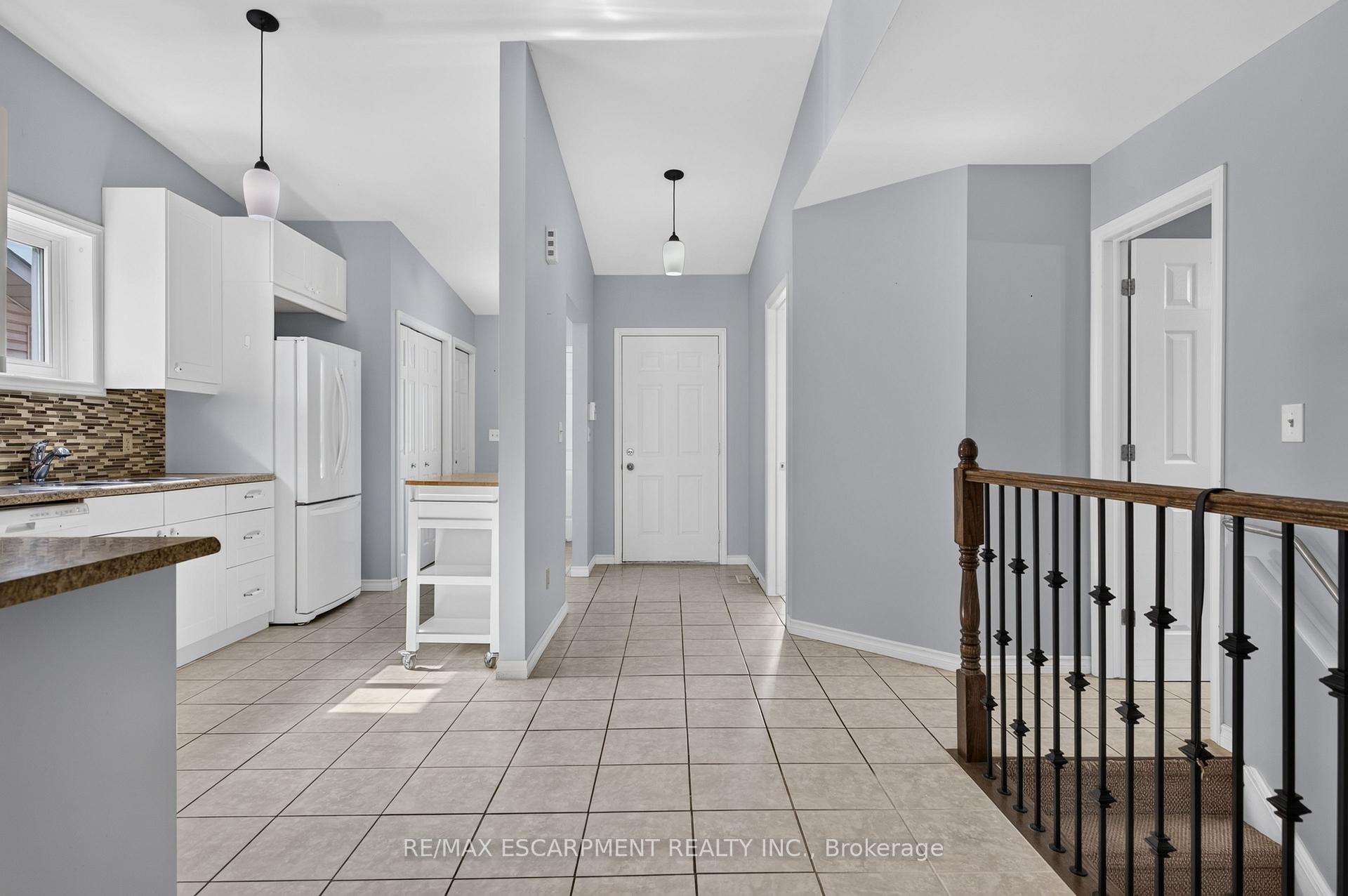 Photo 10 of 4459 Christopher Court, Lincoln, Beamsville — HOMEH