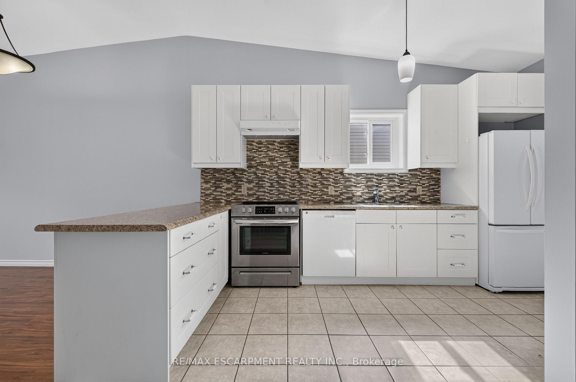Photo 11 of 4459 Christopher Court, Lincoln, Beamsville — HOMEH