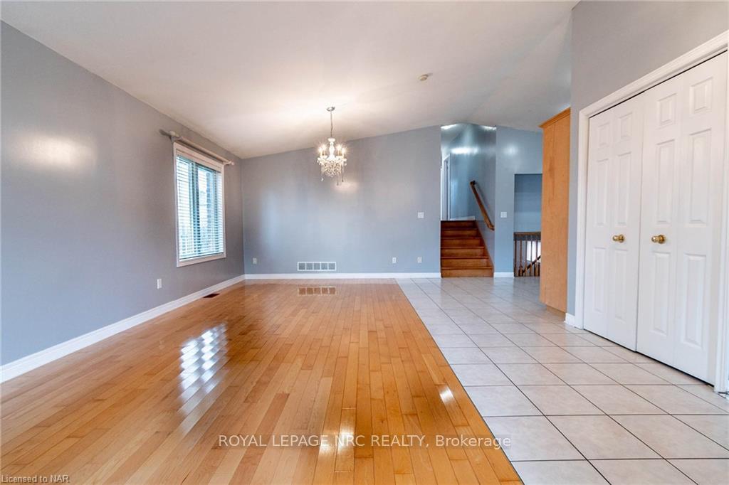 Photo 3 of 7005 Kelly Drive, Niagara Falls, Forestview — HOMEH